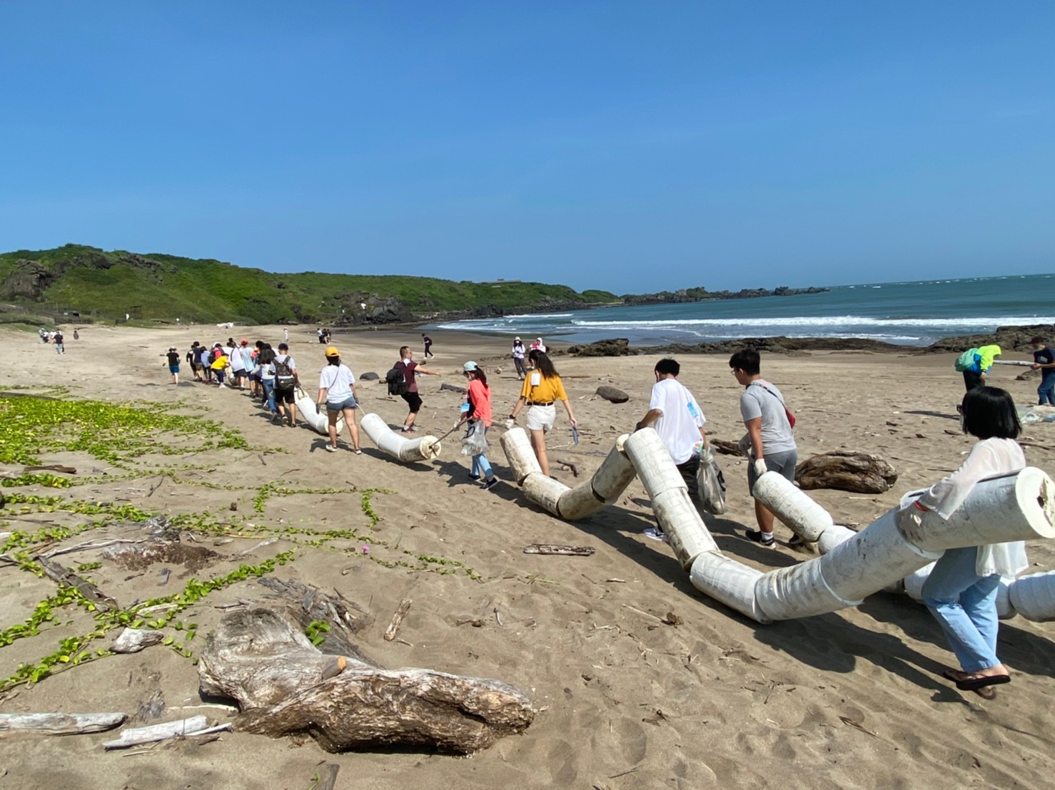 學員到白沙灣淨灘，意外清出漁具「定置網」，協力清除上岸