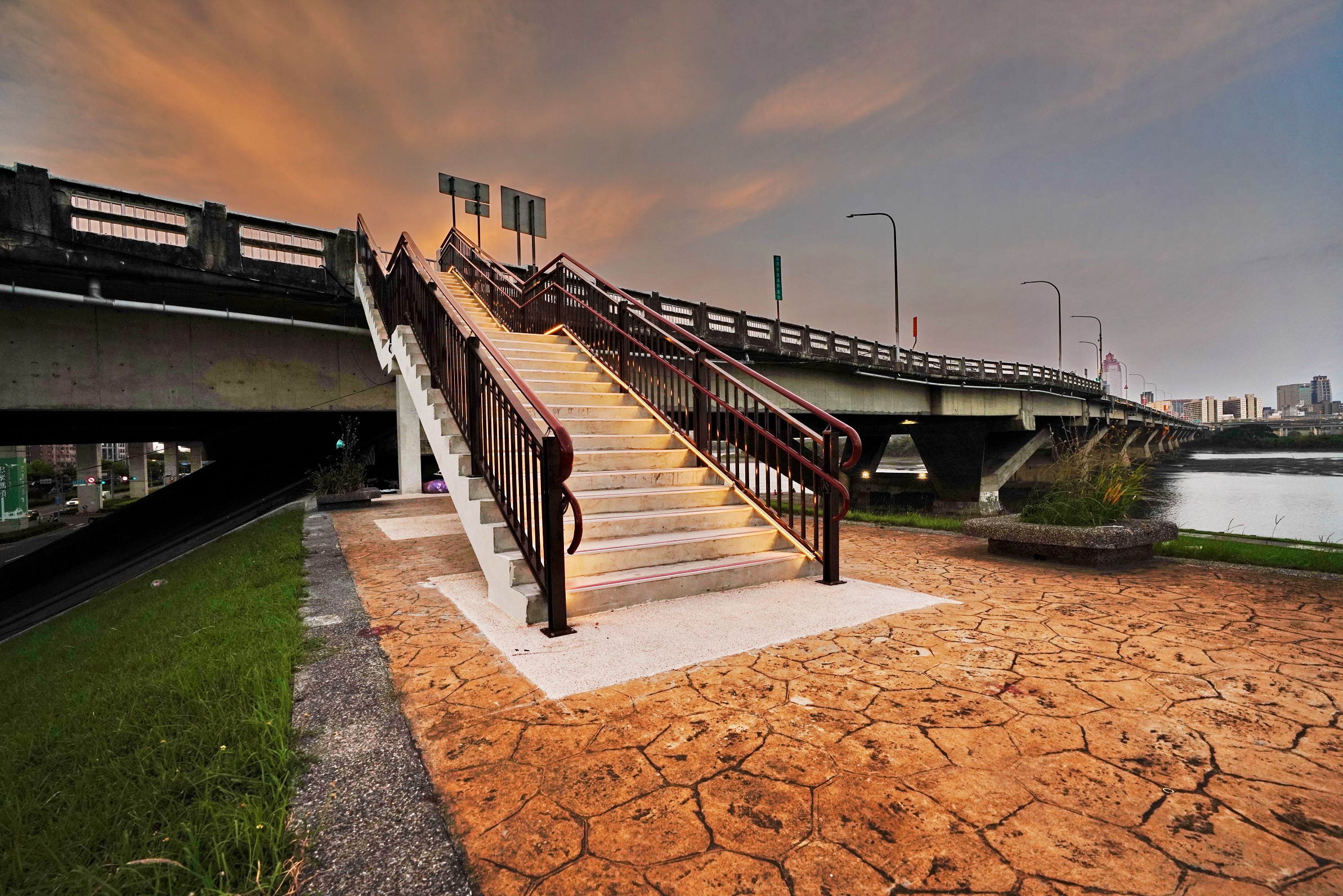 三重區忠孝橋增設通往堤頂樓梯已於日前施作完成開放使用