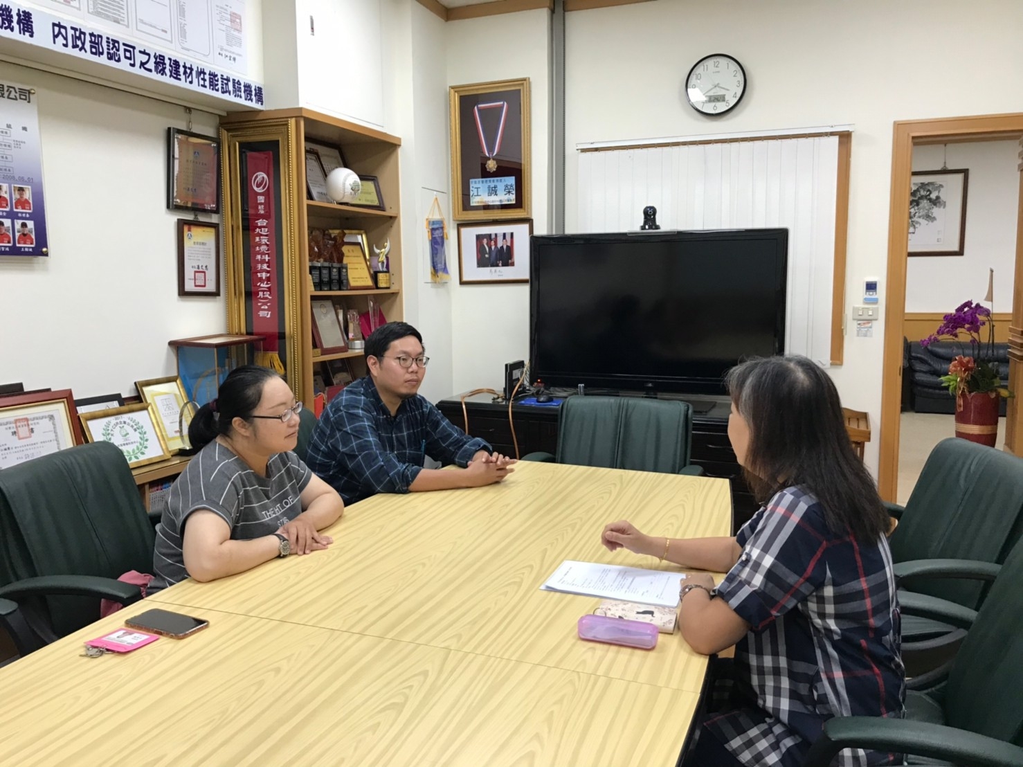 勞工局企業顧問訪視團（右）入廠輔導，面對面與雇主說明各項身障措施.jpg