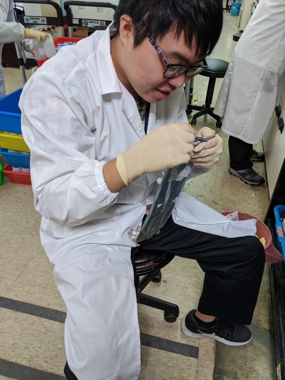 在台旭工作的小翔清洗器皿工作的樣貌.jpg