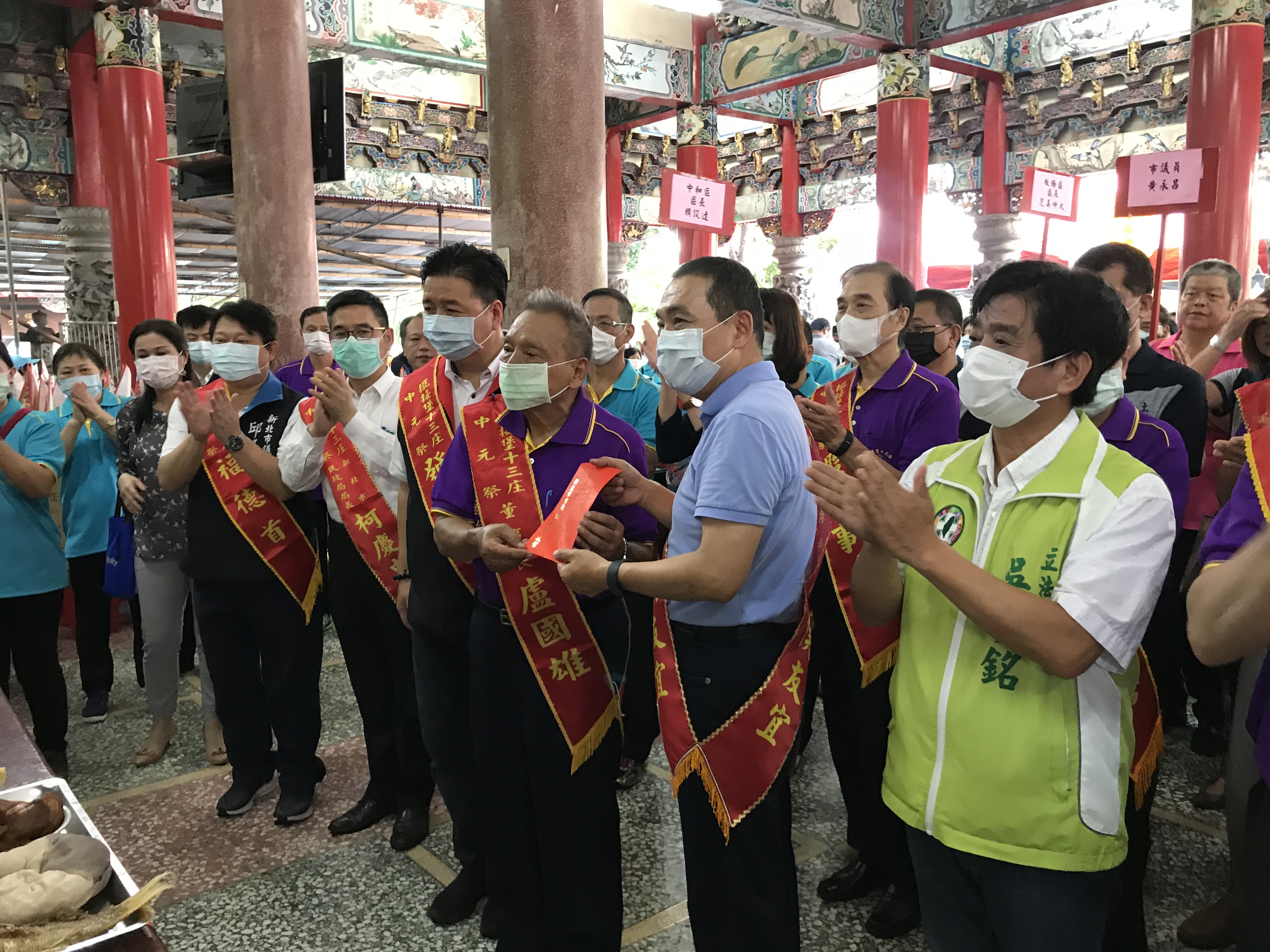 市長感謝廟方熱心地方公益，分送白米、物資給弱勢機構與家庭，並捐贈市府消防衣褲與警報器。