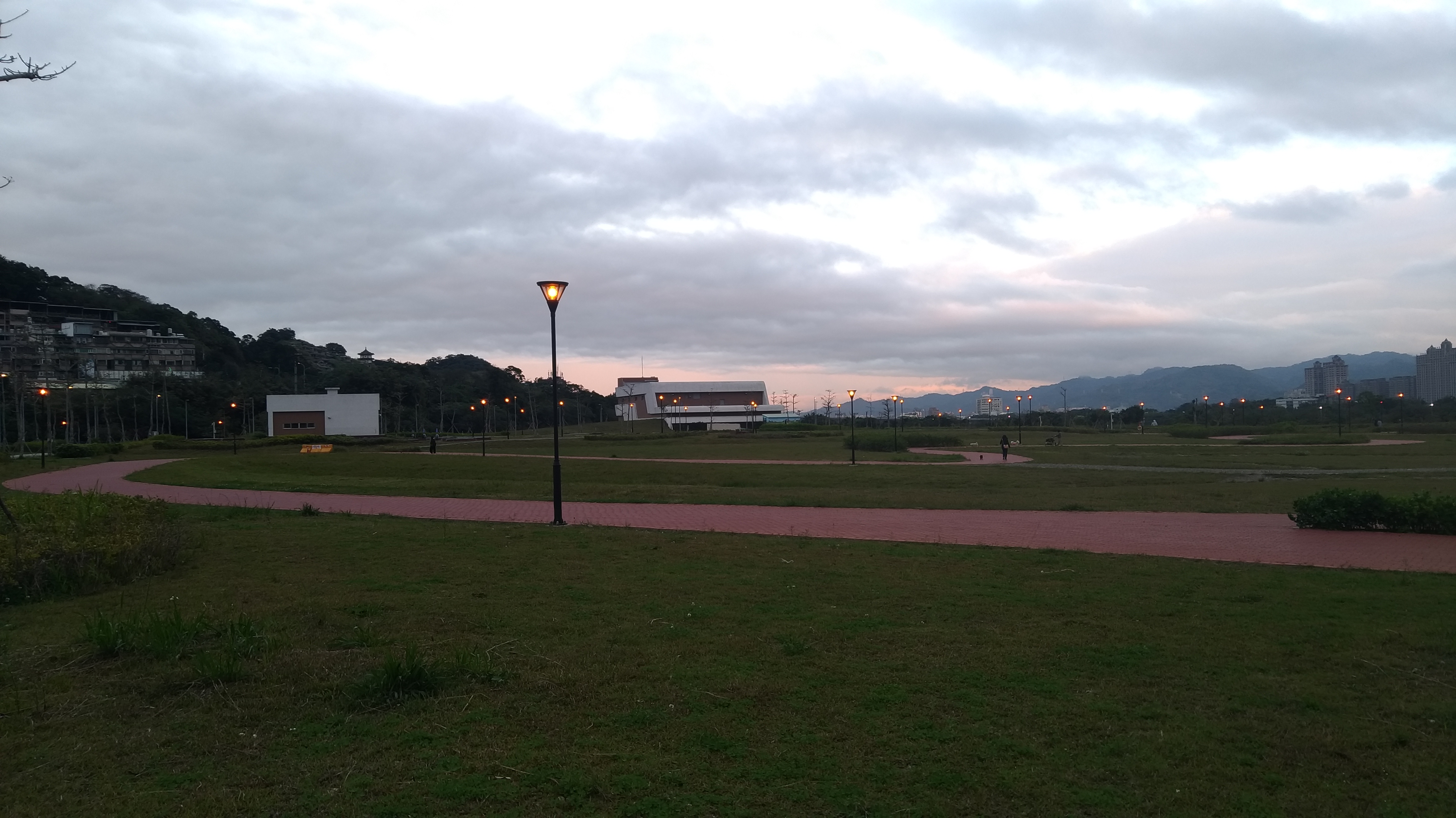 三鶯水資源回收中心有大面積草皮、景觀水池及透水步道，變身永續生態休憩公園