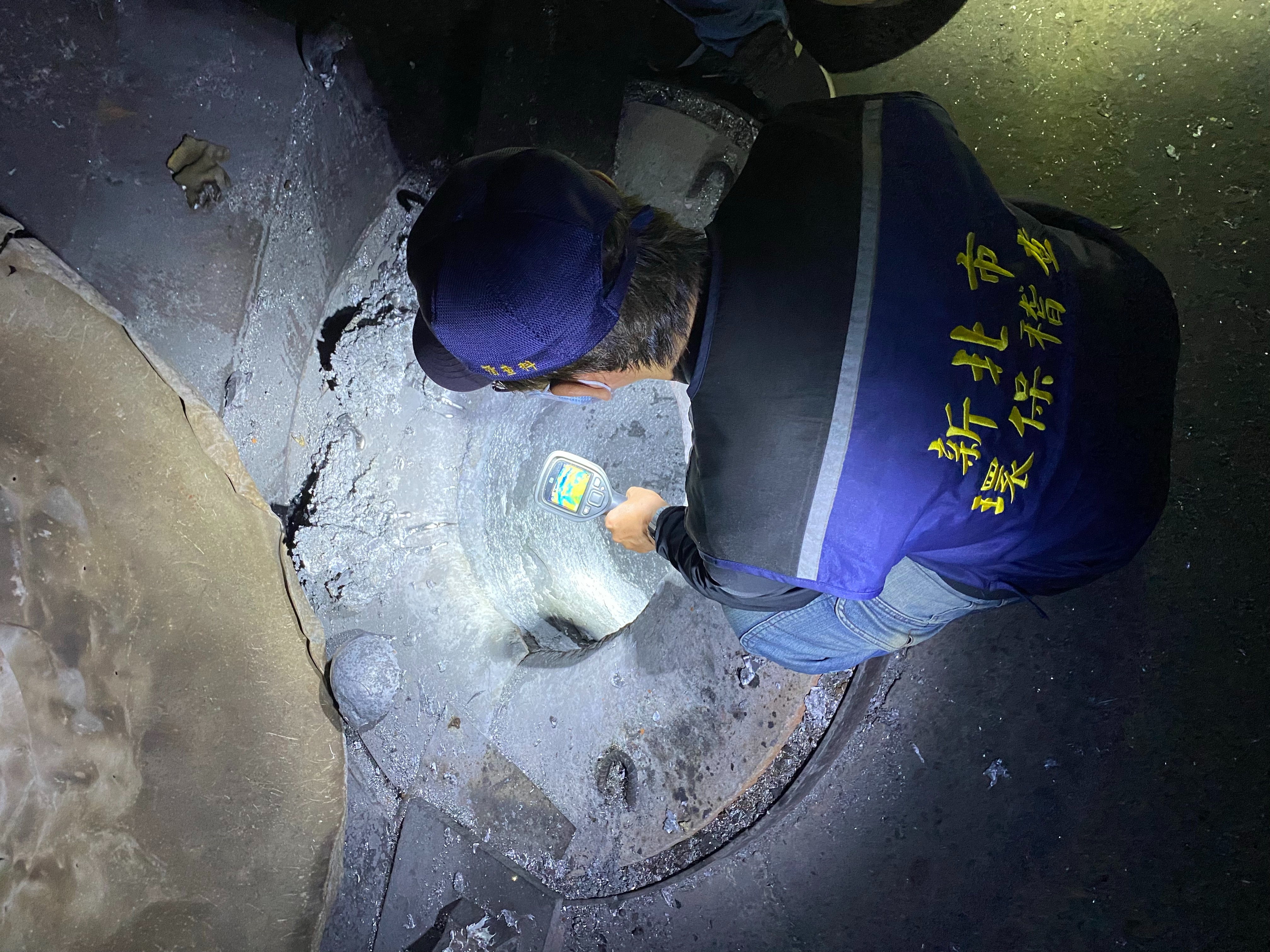 稽查重案組進入違法設立之煉鋁工廠進行稽查.jpg