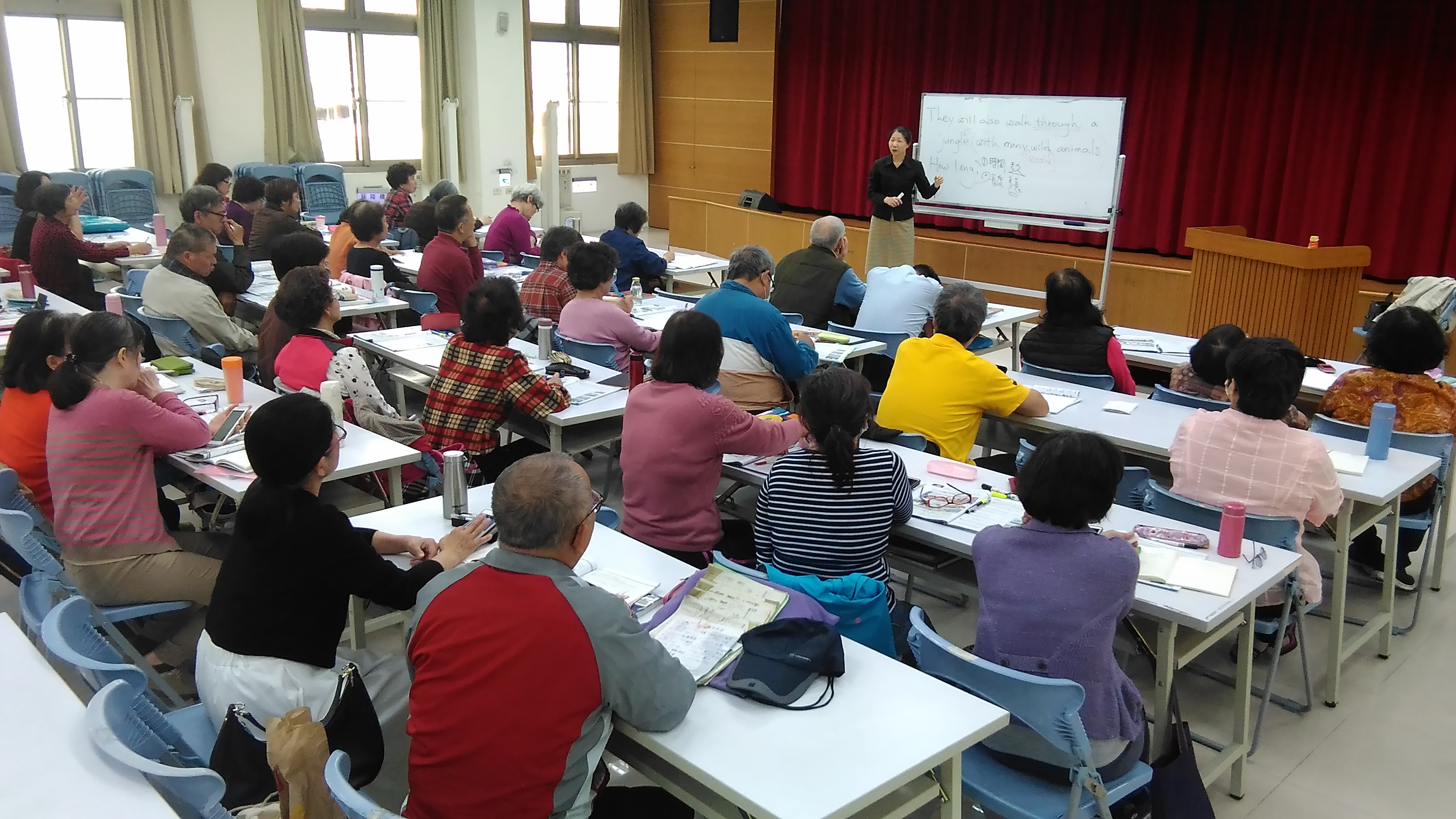 新北市松年大學各種語文課程提供銀髮族終身學習