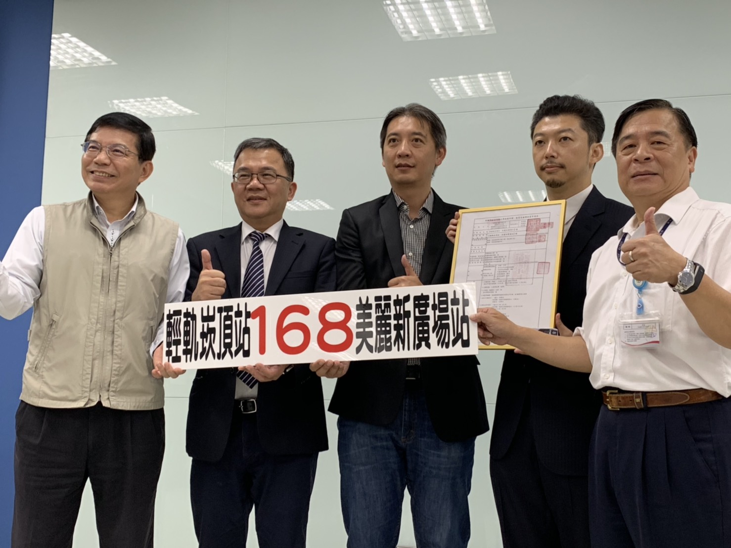 交通部政務次長王國材（左一）、新北市交通局長鍾鳴時（右右）今天為智駕電巴168授牌