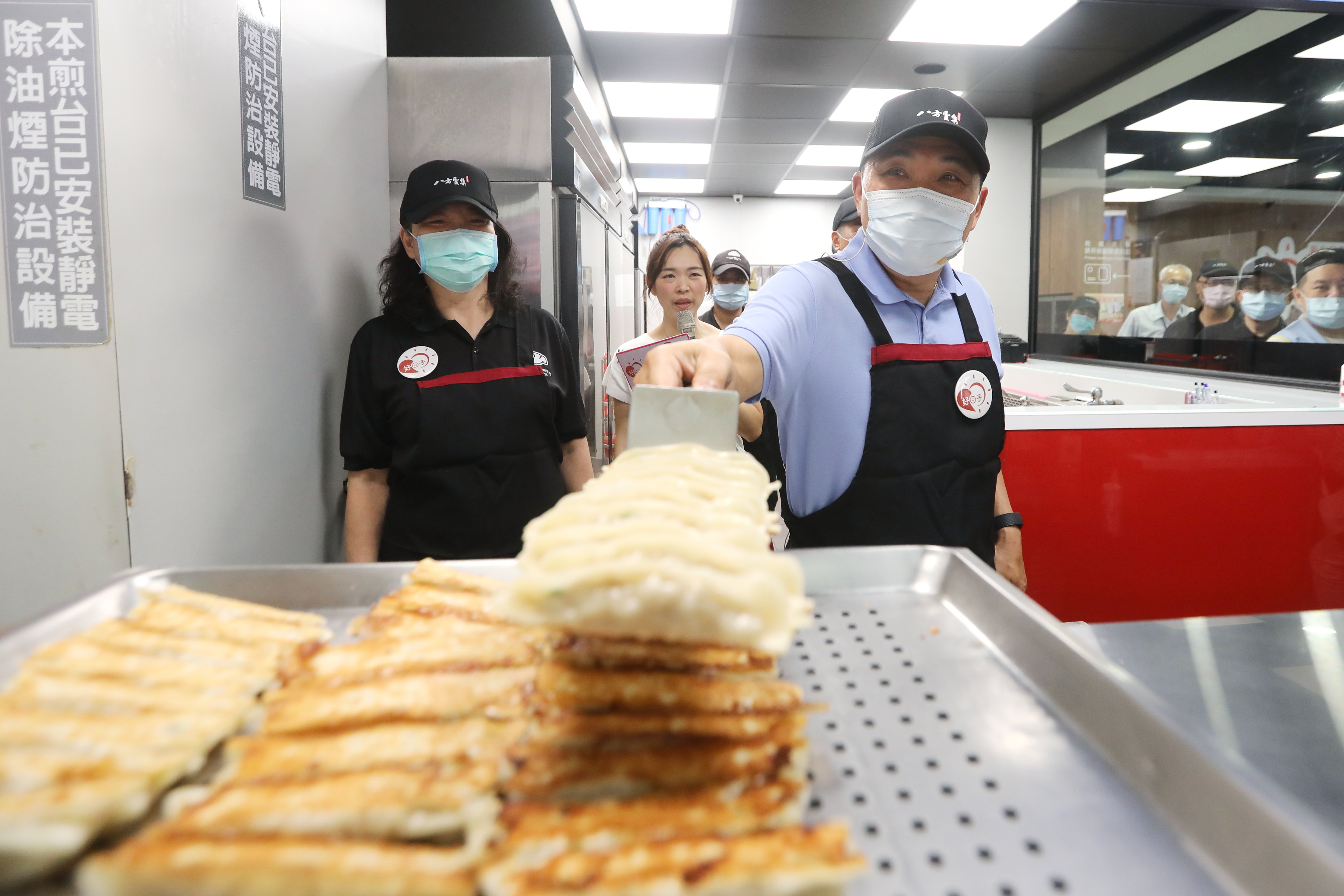 新北市「一起吃鍋貼的好日子」記者會，侯友宜市長下廚煎鍋貼