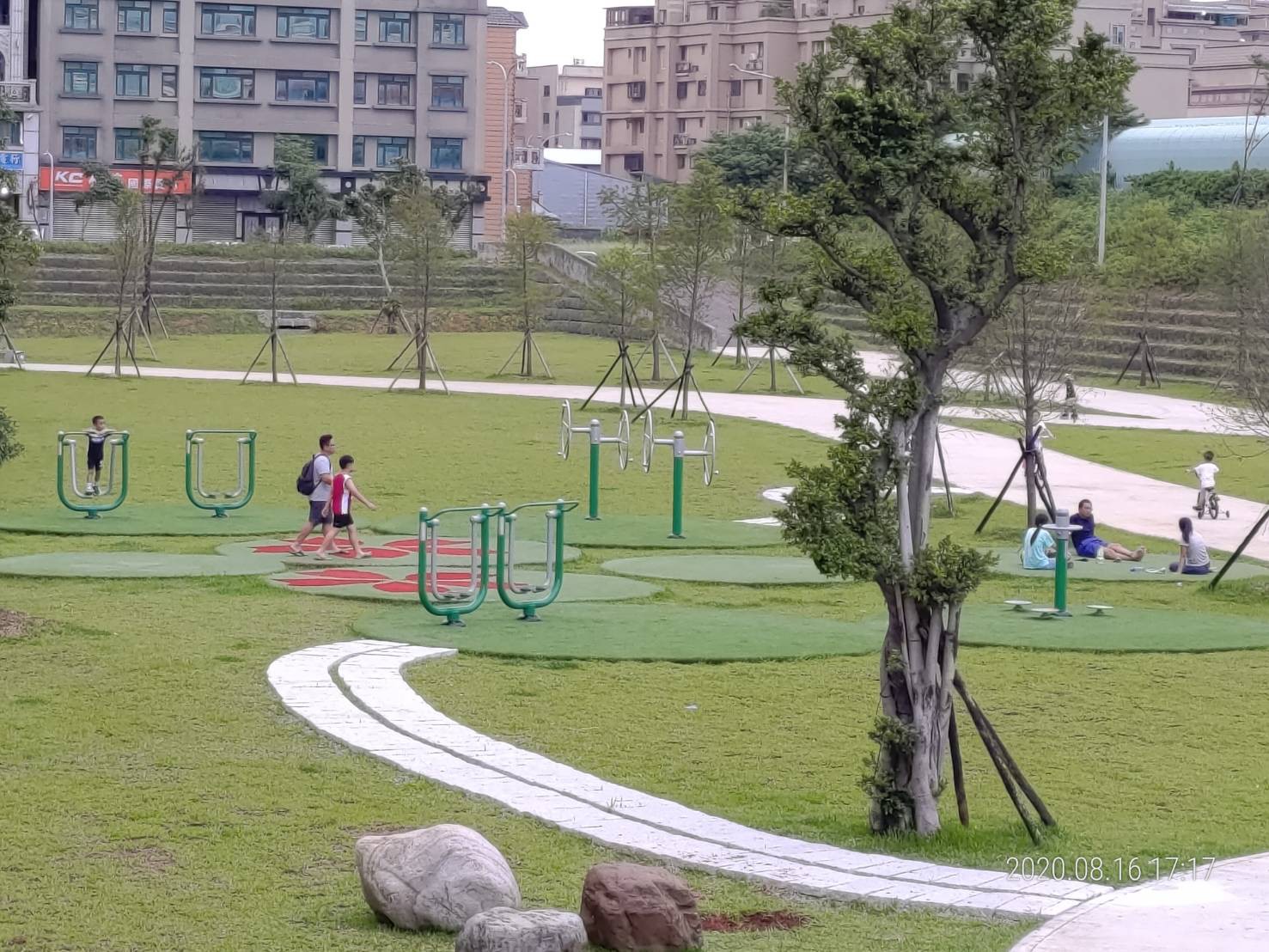增設石版步道連接活動區域