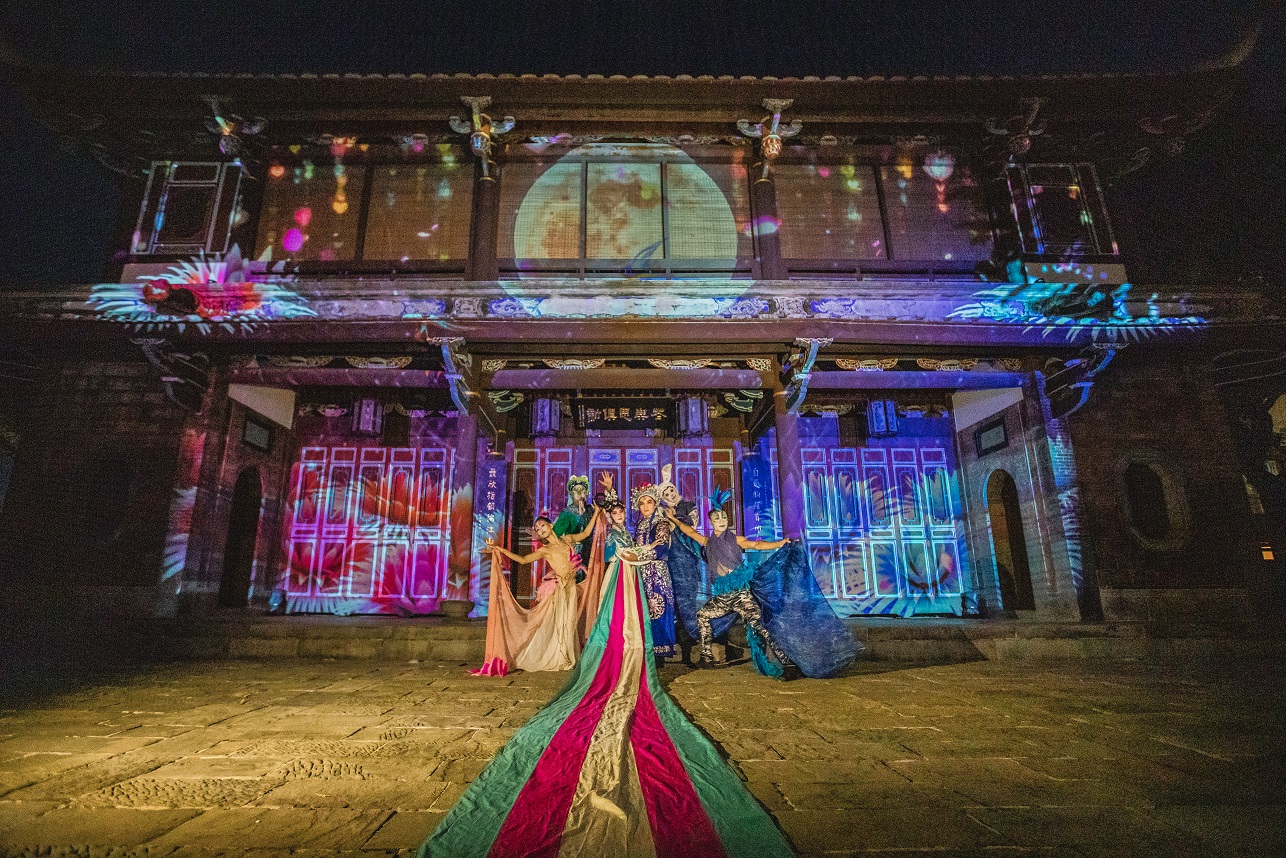「興傳奇青年劇場」以其擅長的傳統戲曲結合現代舞詮釋演出