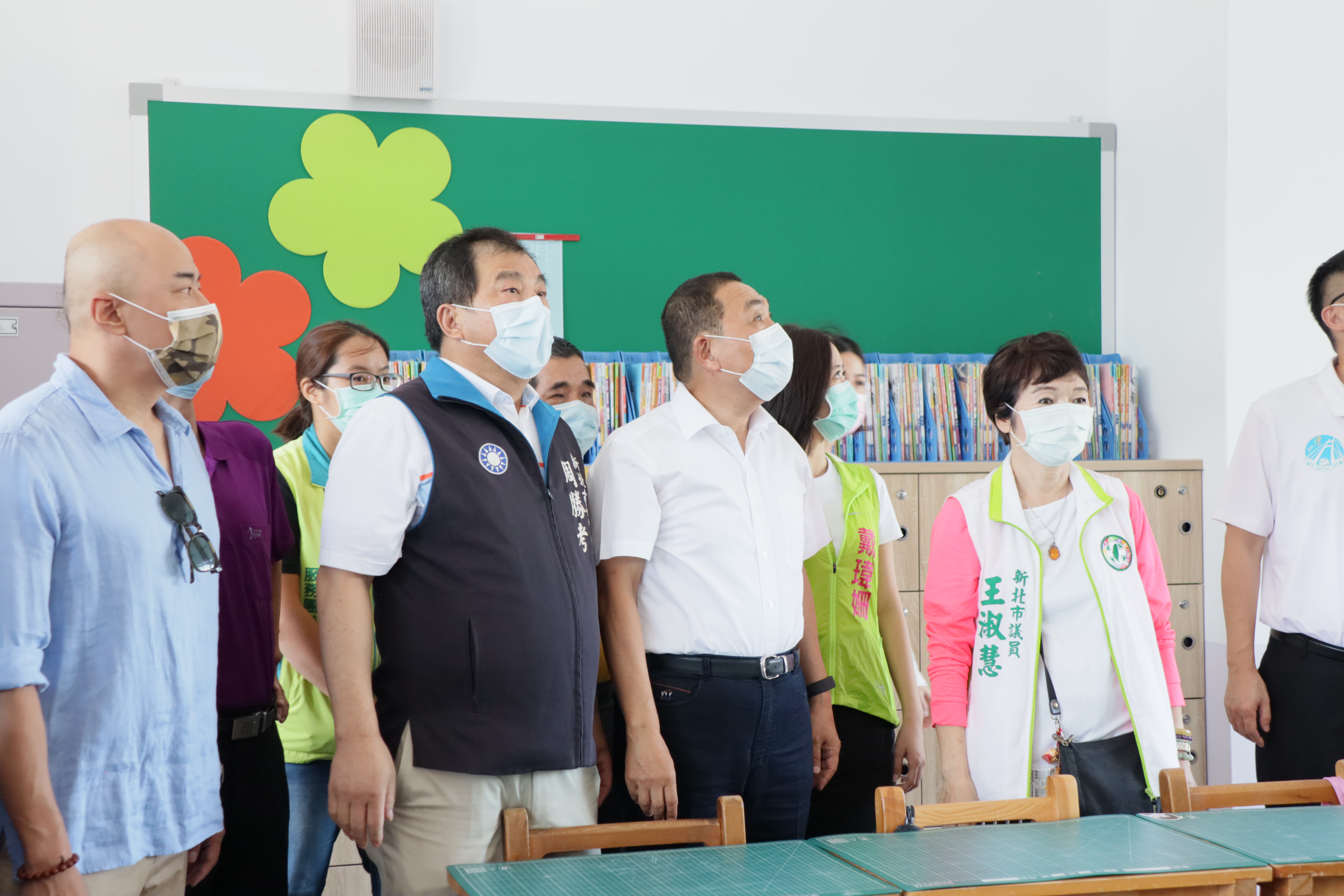 今（6）日市長前往板橋區新埔國小視察校舍整建工程。
