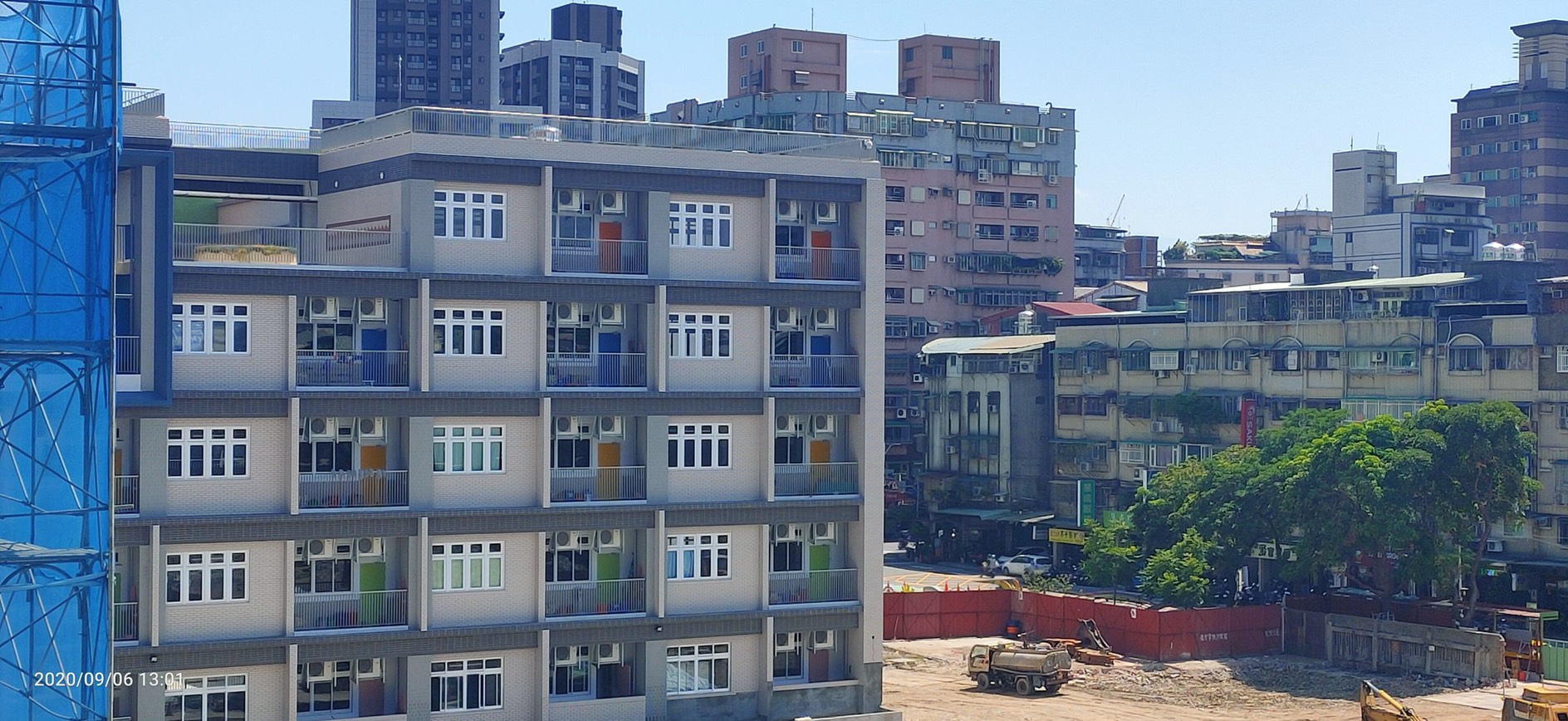 板橋區新埔國小目前正進行校舍整建工程。