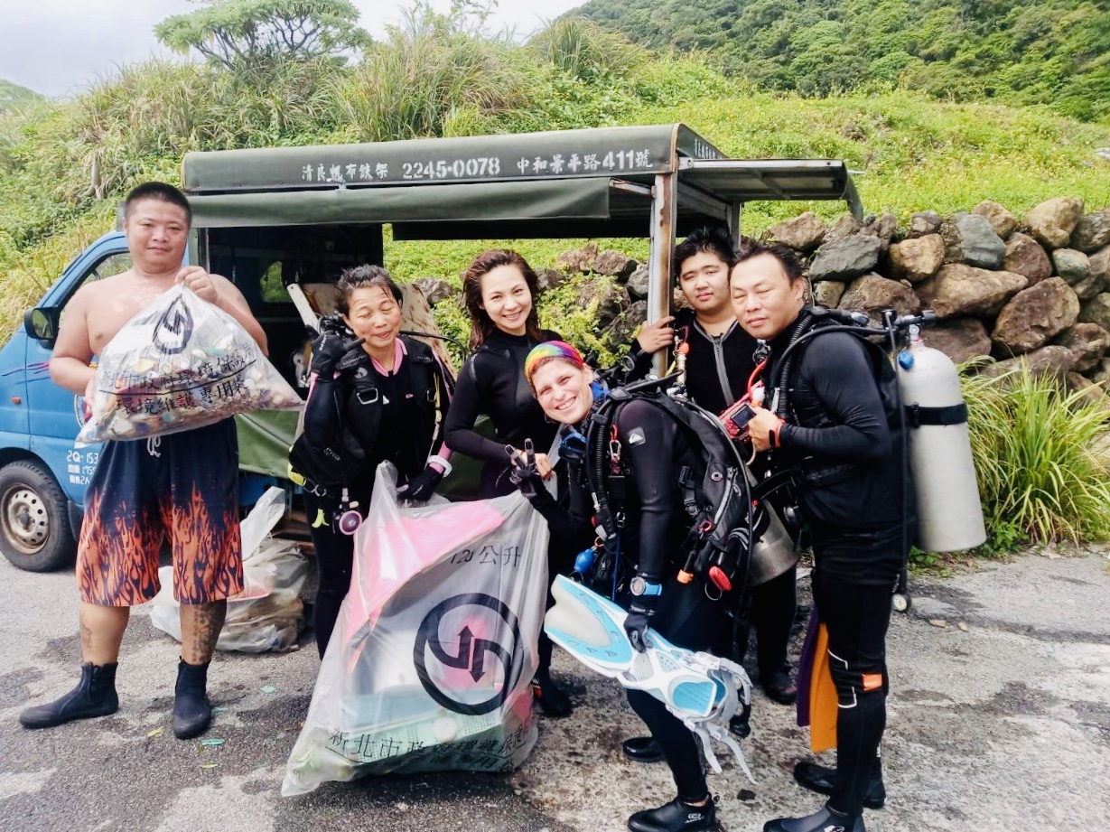 潛水團體熱情參與淨灘淨海活動.jpg