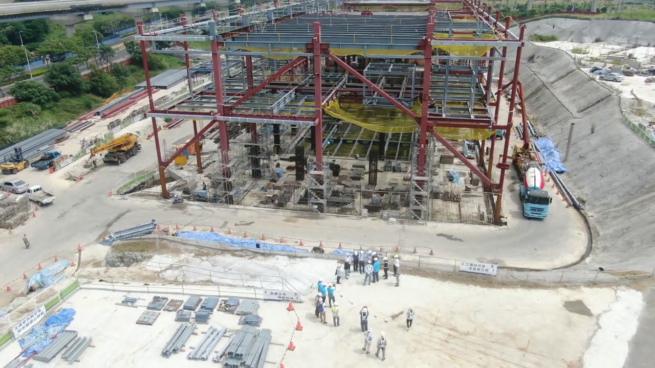 新北市立美術館正展開主體鋼構及地下室裝修工程，預計於今年底前完成地上8層鋼構吊裝。