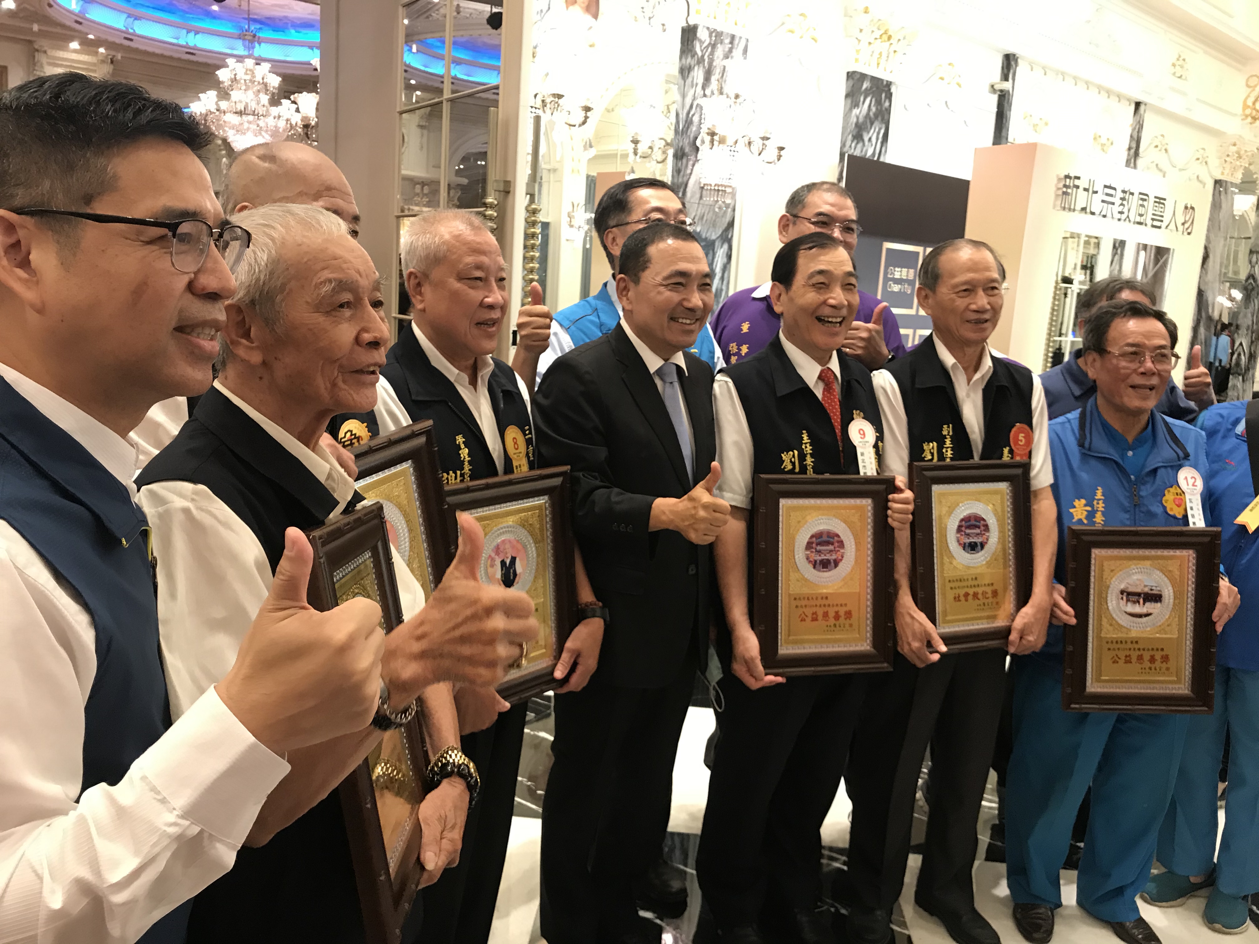 今(15)日舉行新北市績優宗教團體表揚大會，總計230家宗教團體獲獎，市長侯友宜親自出席頒獎，現場與宗教團體互動合影。