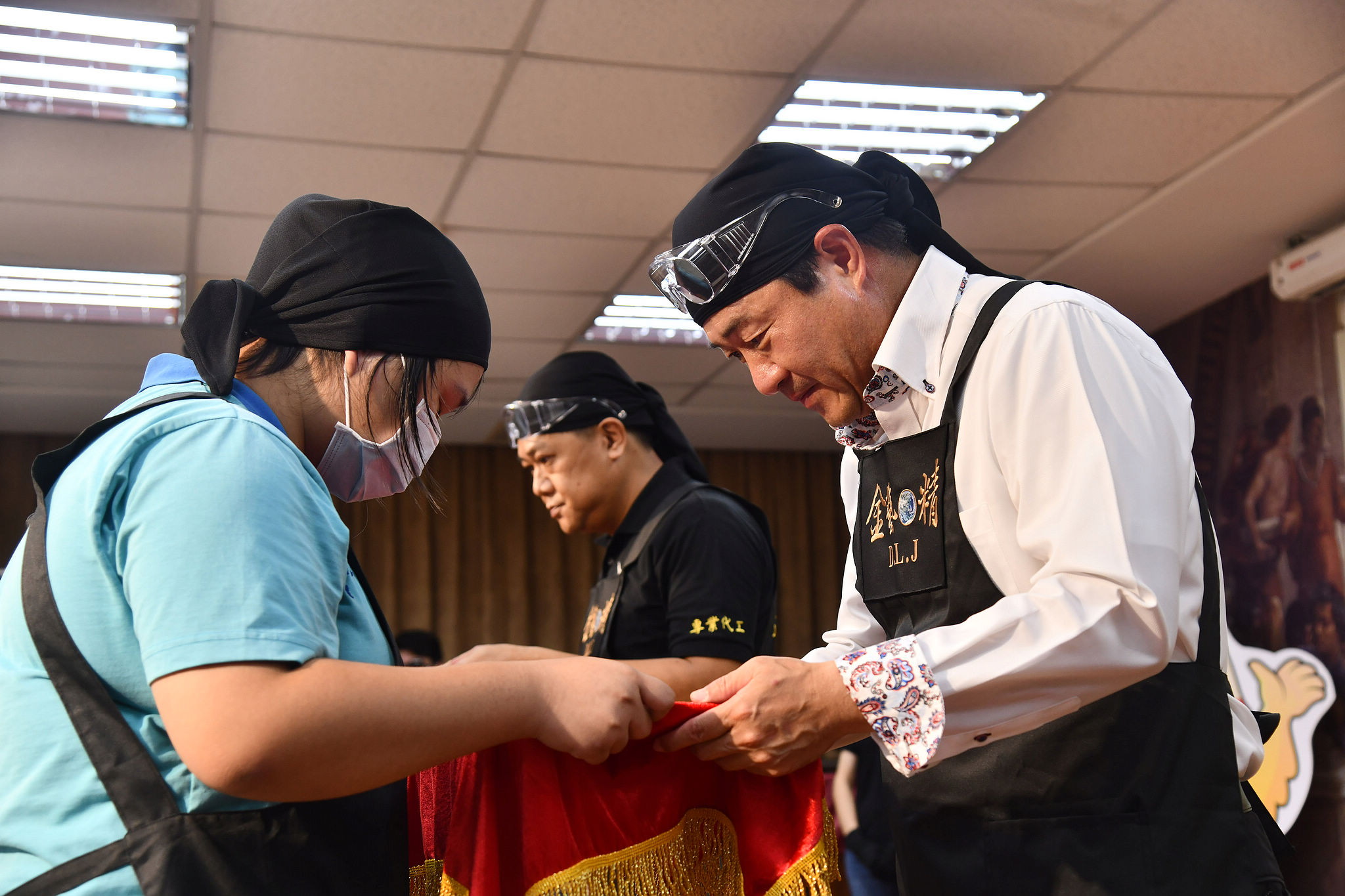 八年一貫珠寶金工班可暢通並銜接國中、高中、科大等升學管道及相關課程，提供學生試探職能、傳承技藝及專研技術學習。