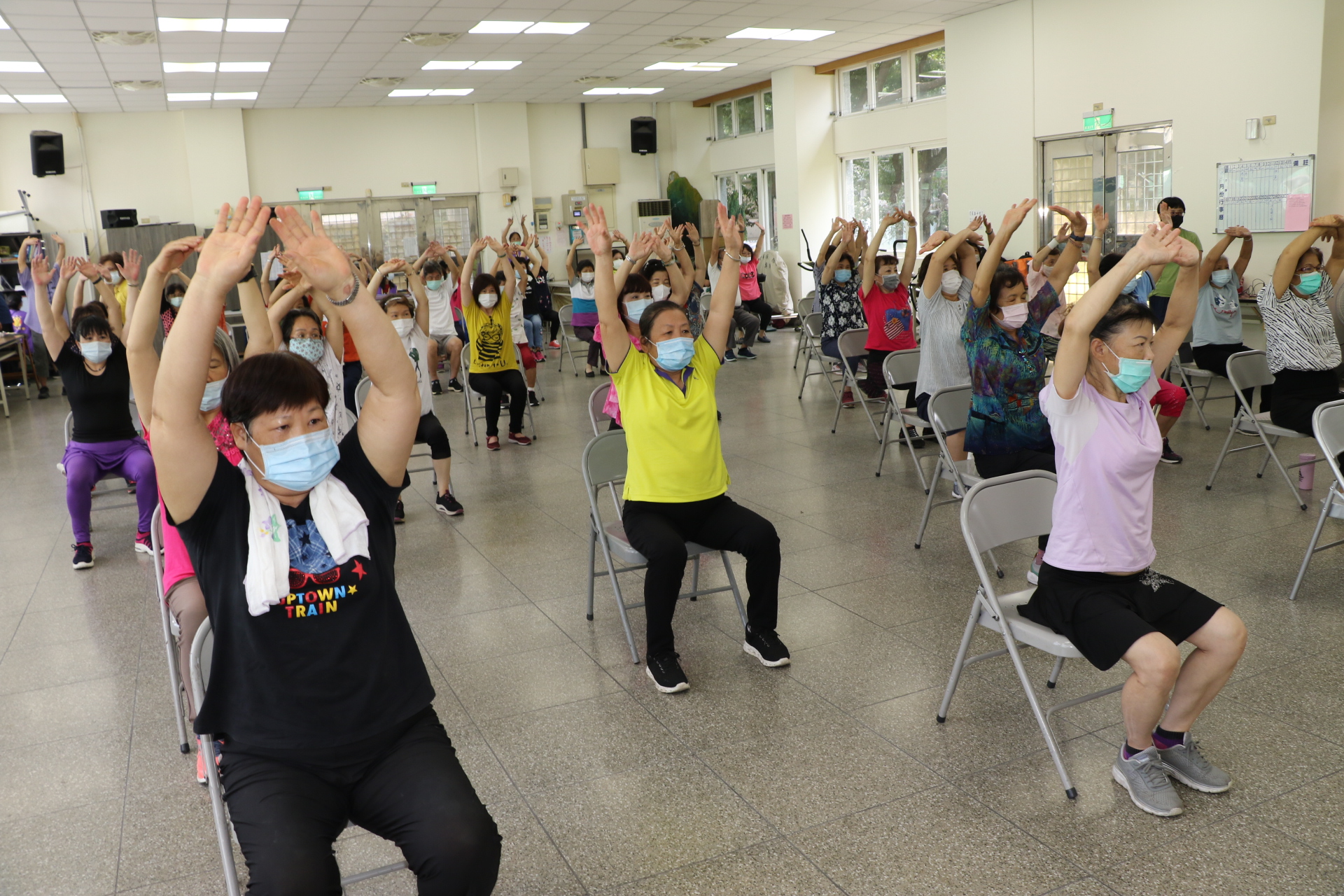畫眉鳥晚香玉協會老人共餐點  在共餐前先做動健康