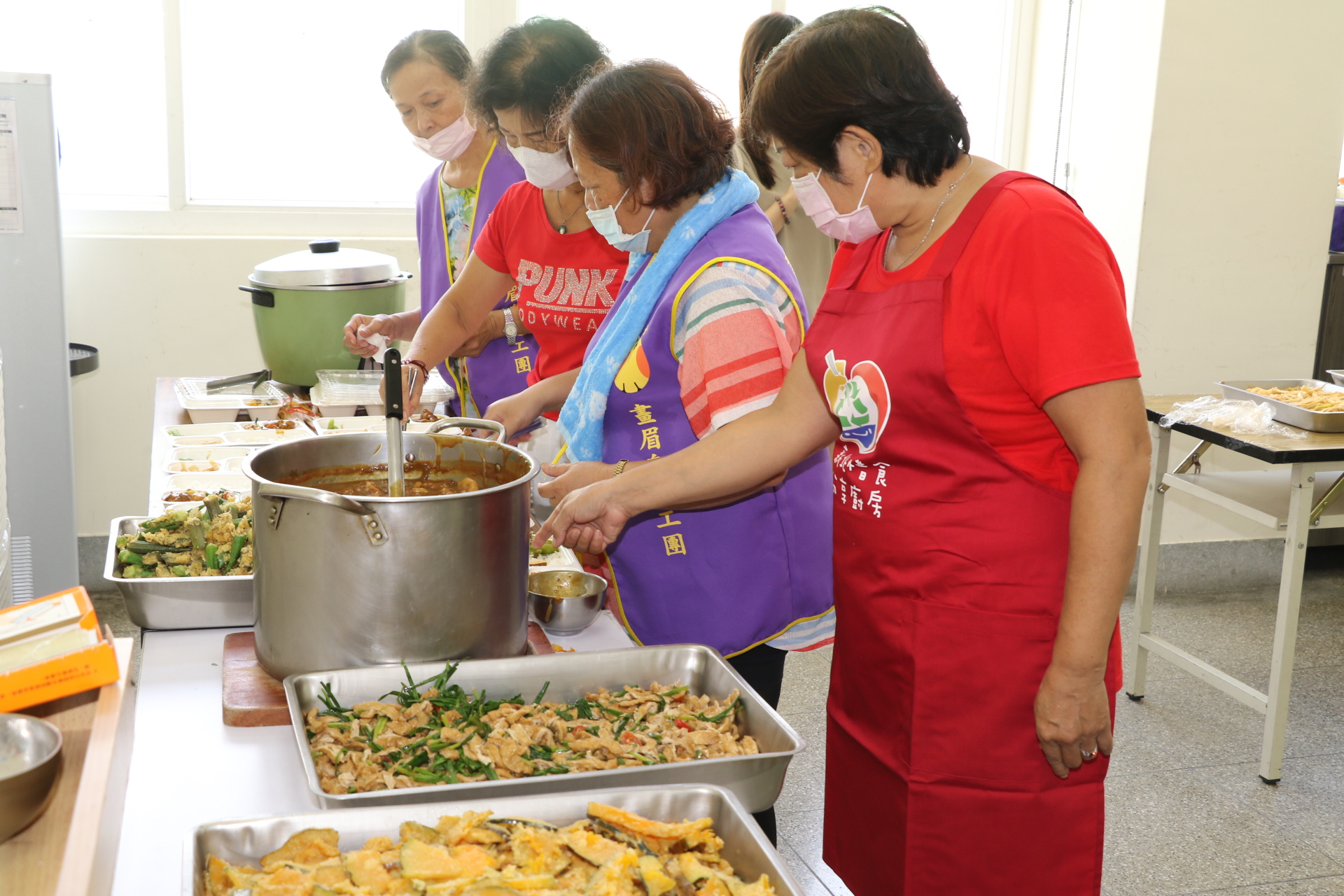 畫眉鳥晚香玉協會志工團幫長輩打餐