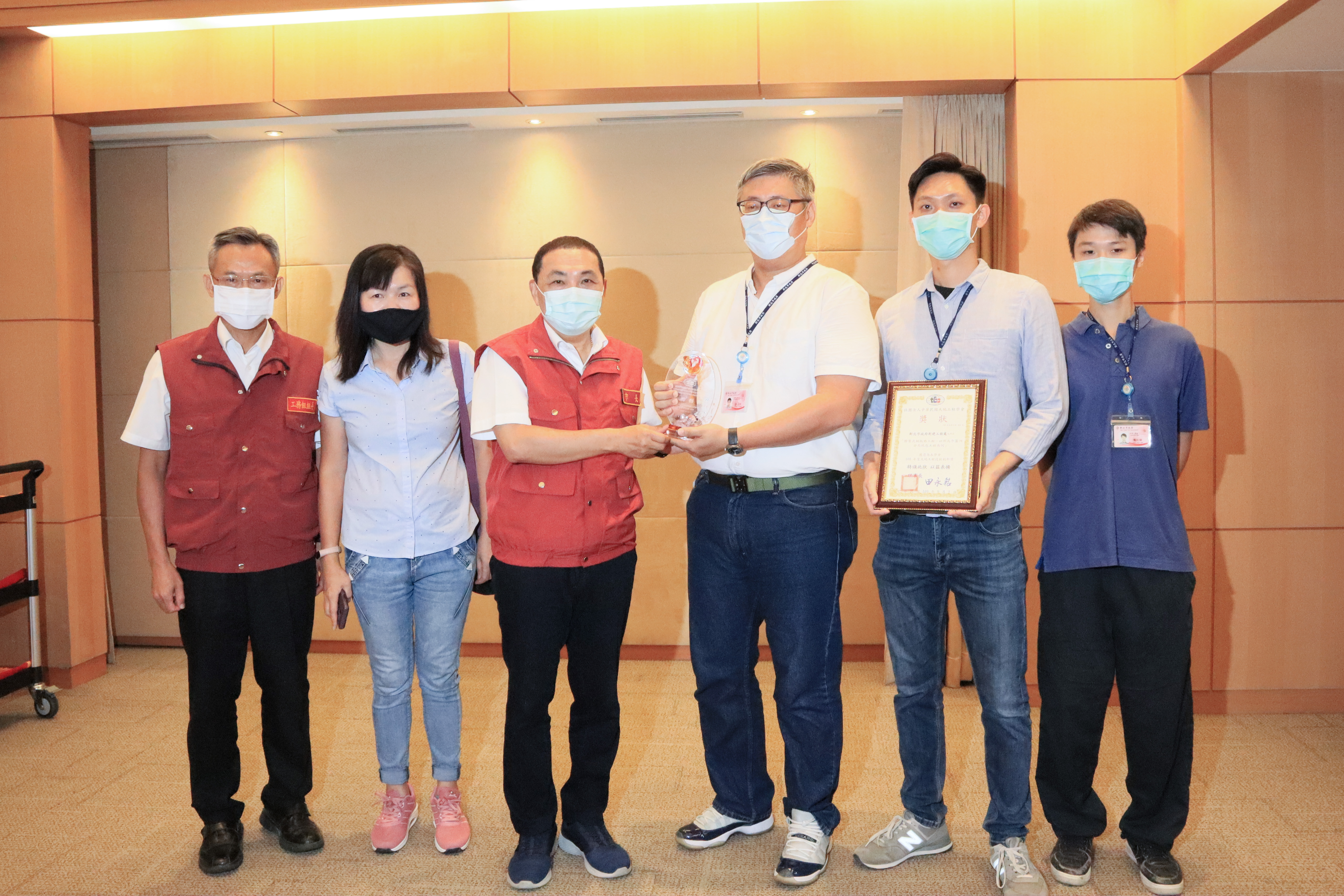 新北市工務局新工處代辦的蘆洲分局工程贏得大地工程學會技術創新獎，今天在市政會議中將殊榮獻給市長。