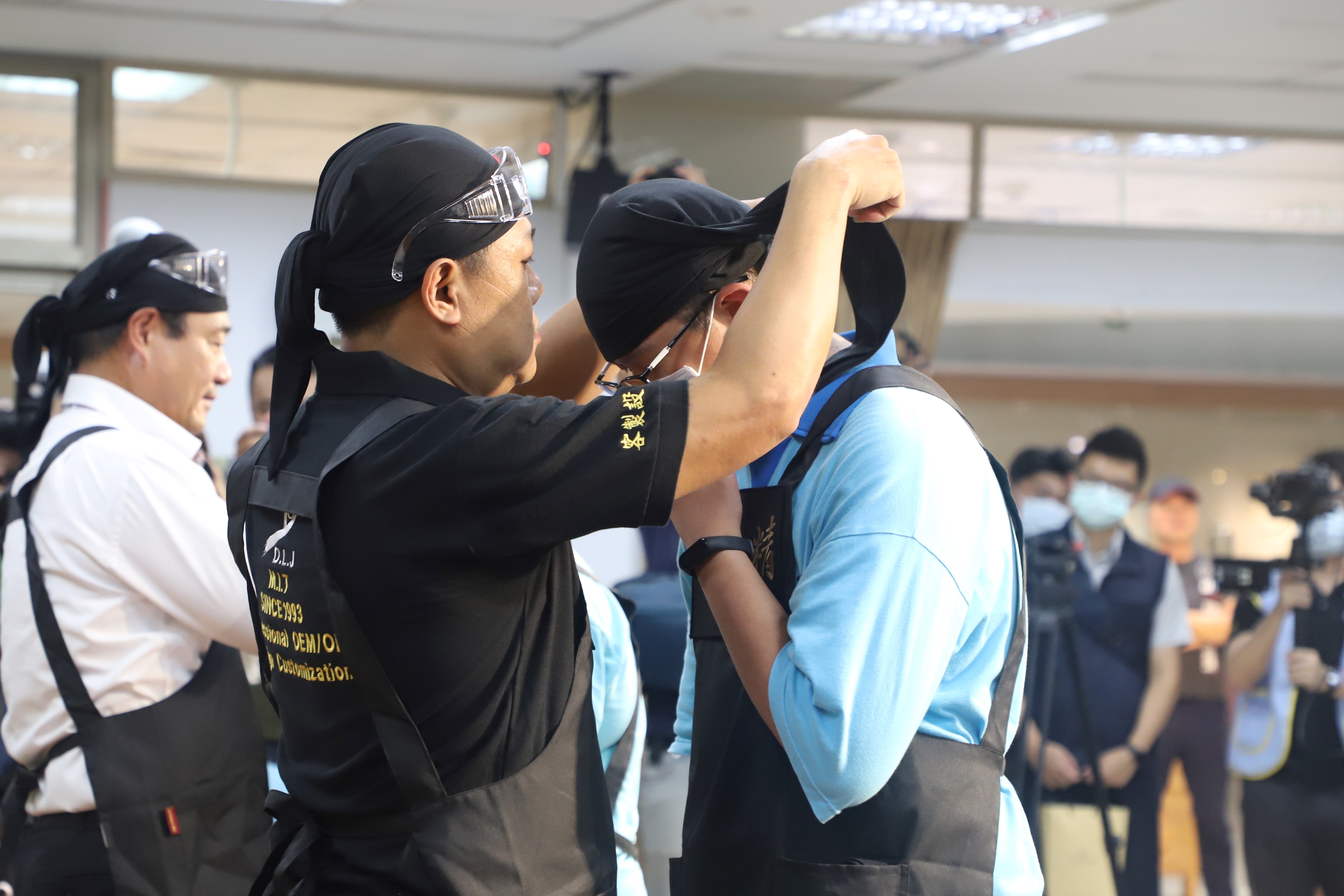 2.東龍珠鑽石集團廠長李正文擔任師傅代表，為學生戴上職人頭巾，表示薪火相傳
