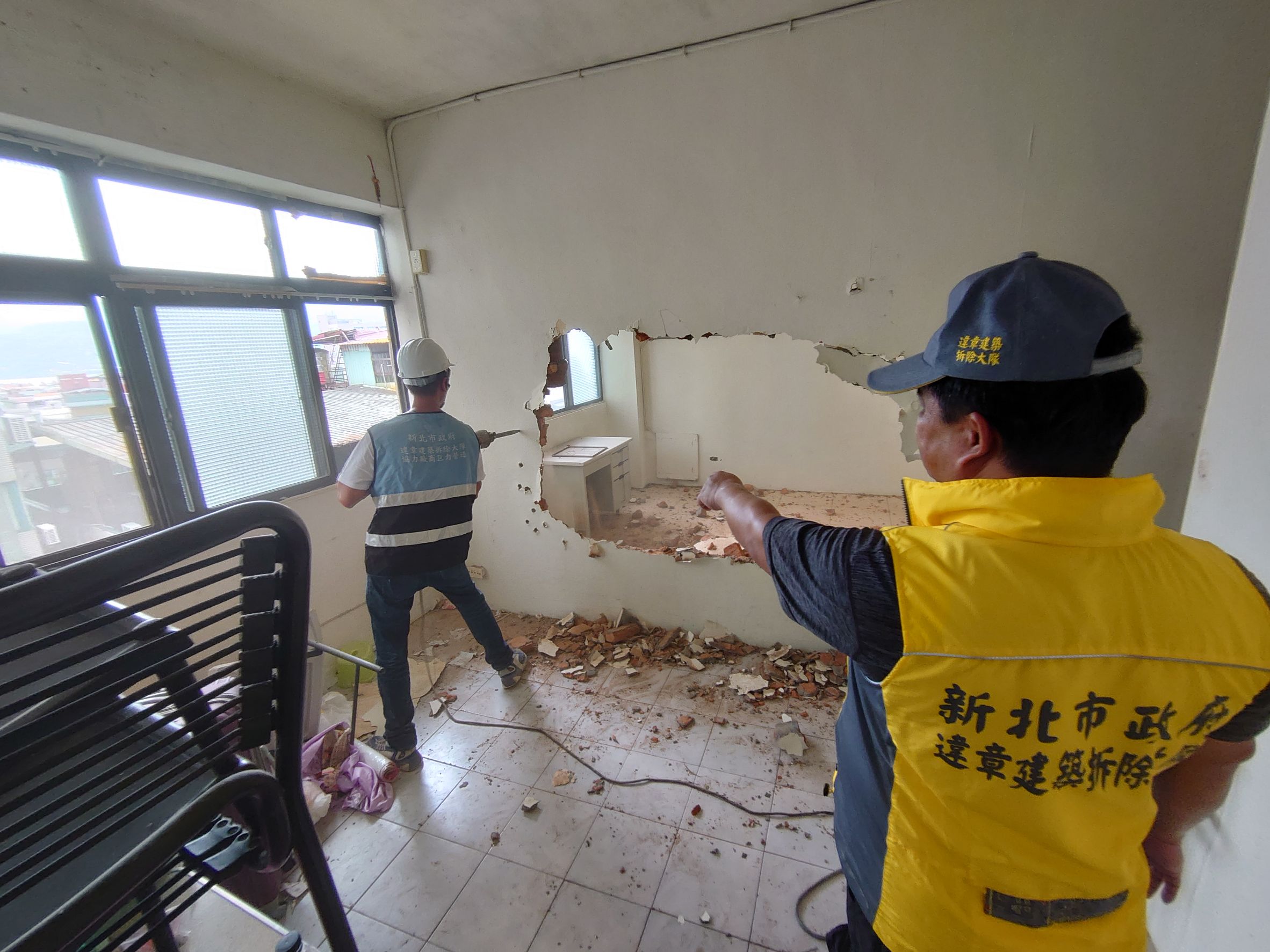 拆除大隊正在拆除淡水區英專路違建出租套雅房，因為隔間數高達93房69衛，預估拆除時間冗長，快一個月才能拆完內部隔間。