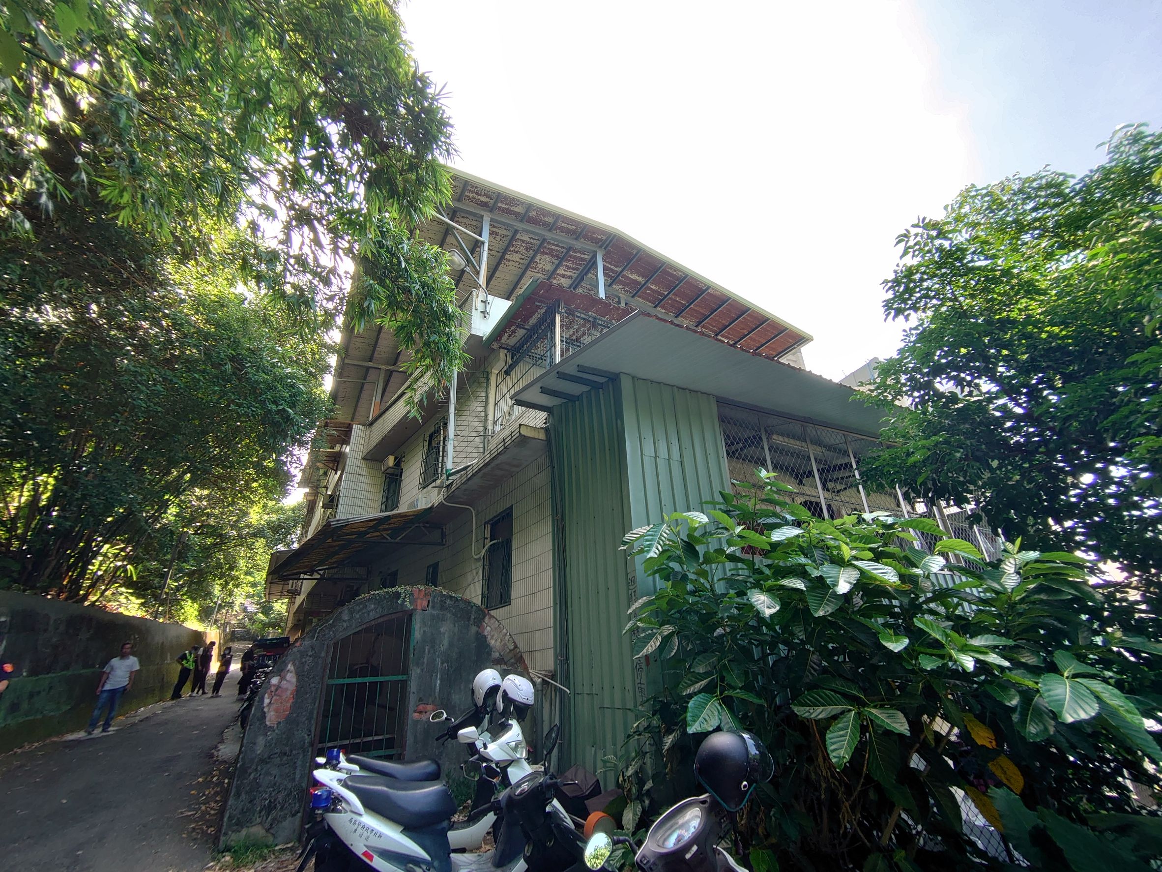 淡水英專路違建出租套雅房的外觀照片。
