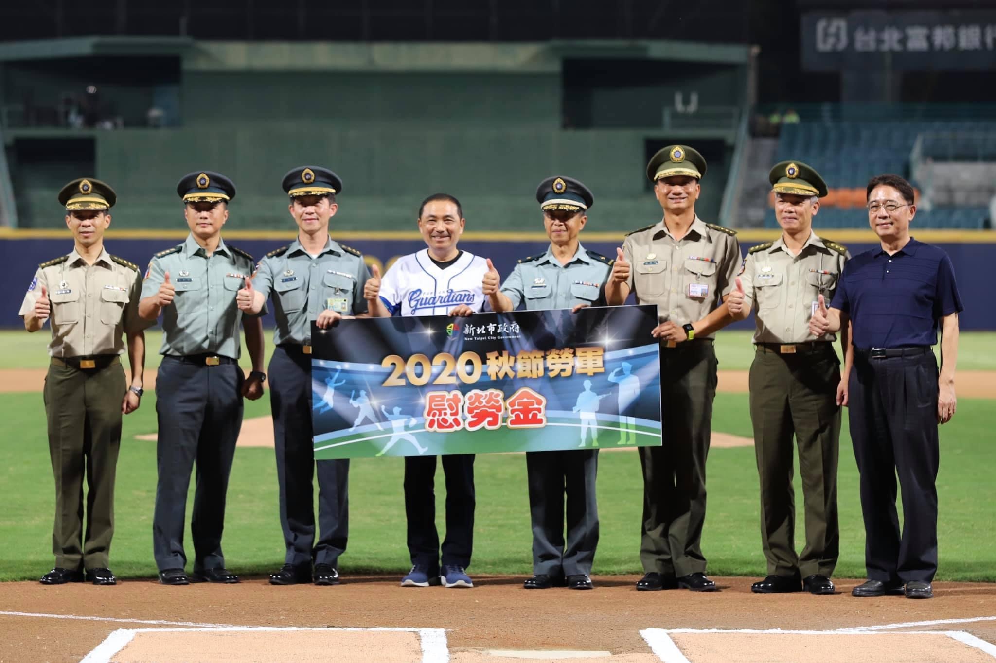 中秋勞軍！市長侯友宜頒發慰勞金，向陸軍第六軍團等6部隊及後備弟兄致意。