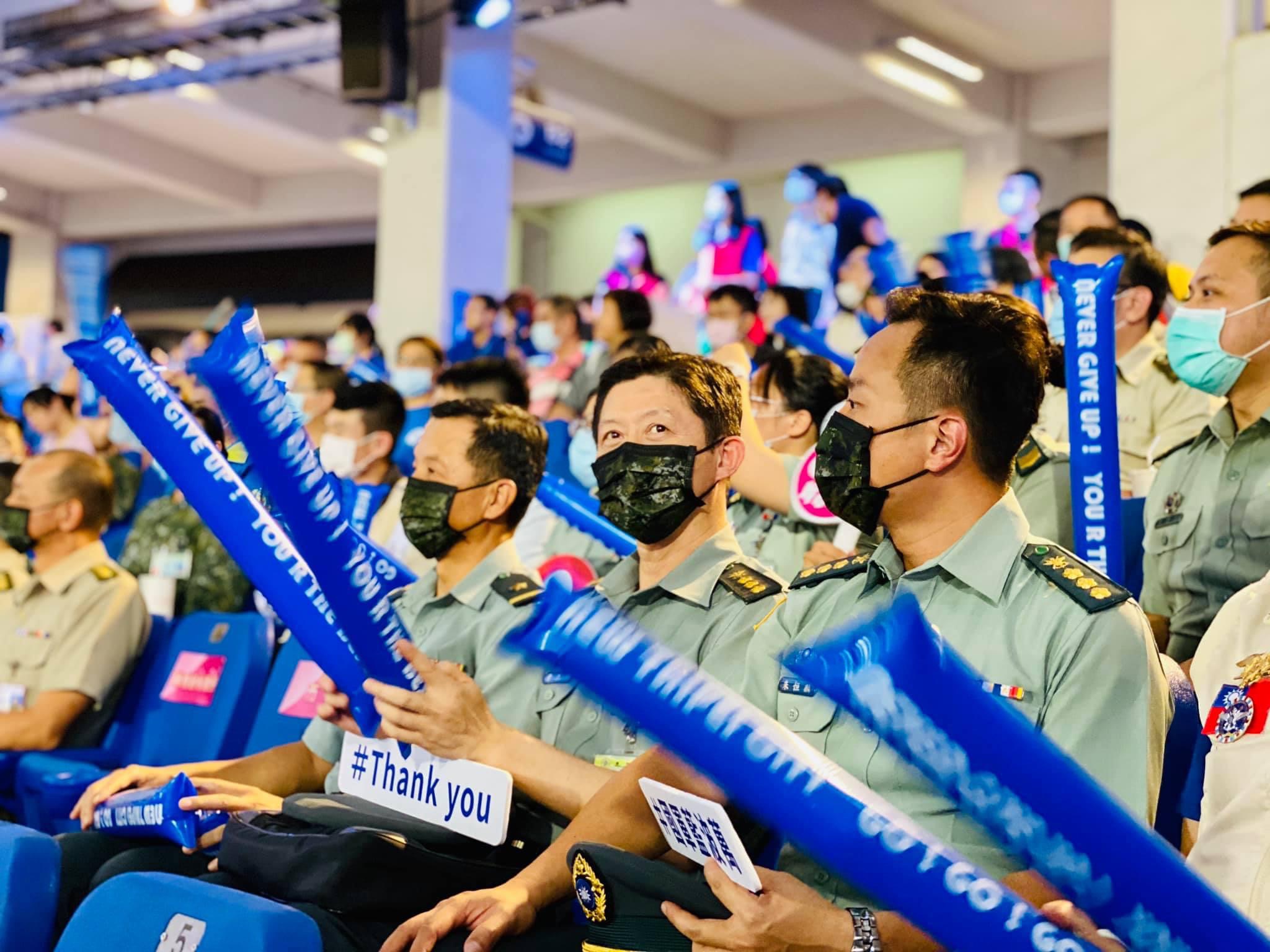 新北市政府結合中華職棒舉辦秋節勞軍，邀400位弟兄到新莊棒球場觀賞「富邦悍將vs.中信兄弟」精彩球賽。