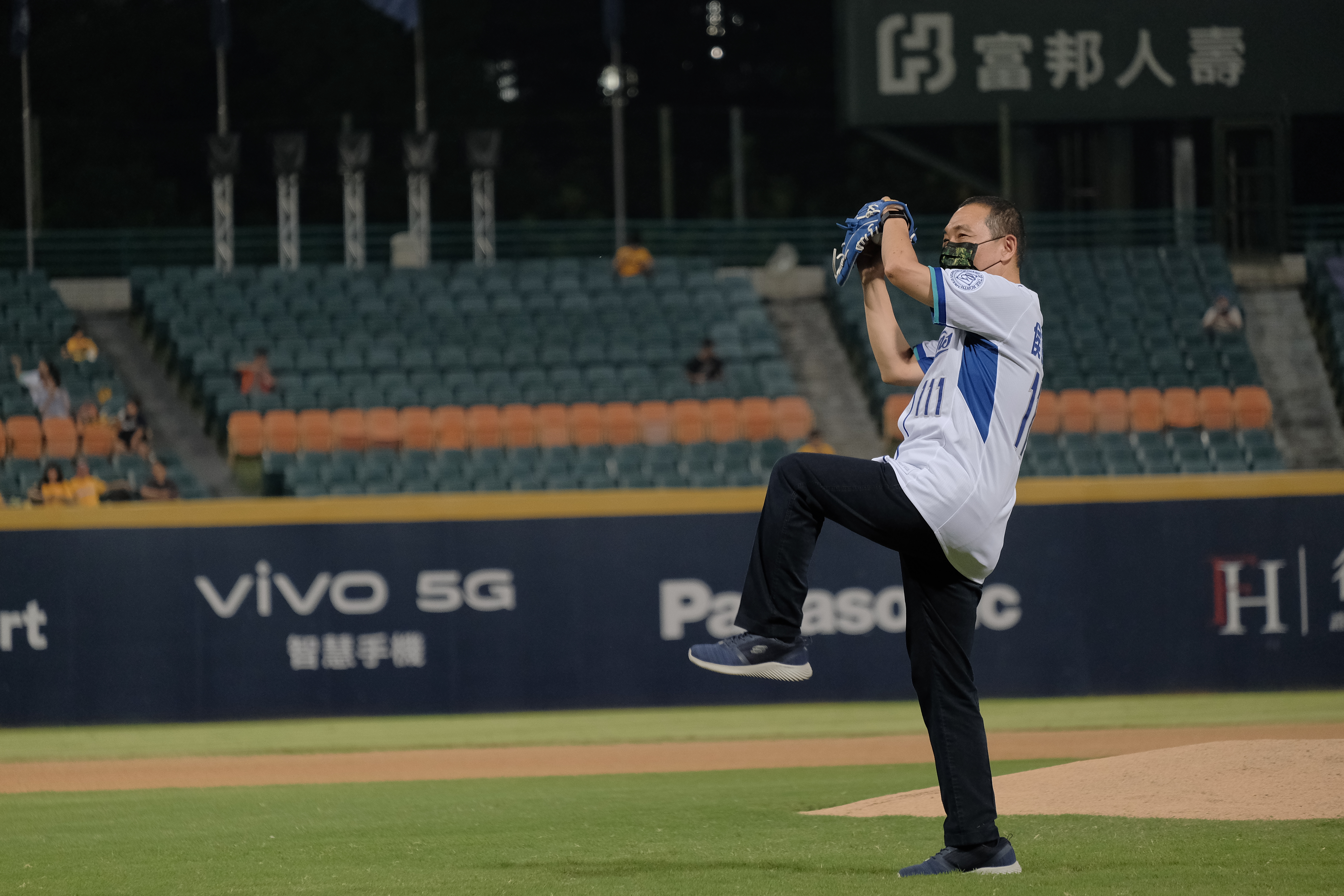 市長為今晚球賽擔任開球嘉賓，奮力投出一球，象徵著市民滿滿感謝，也代表拚搏到底的國軍精神，架式力道十足，贏得了全場弟兄熱烈歡呼。