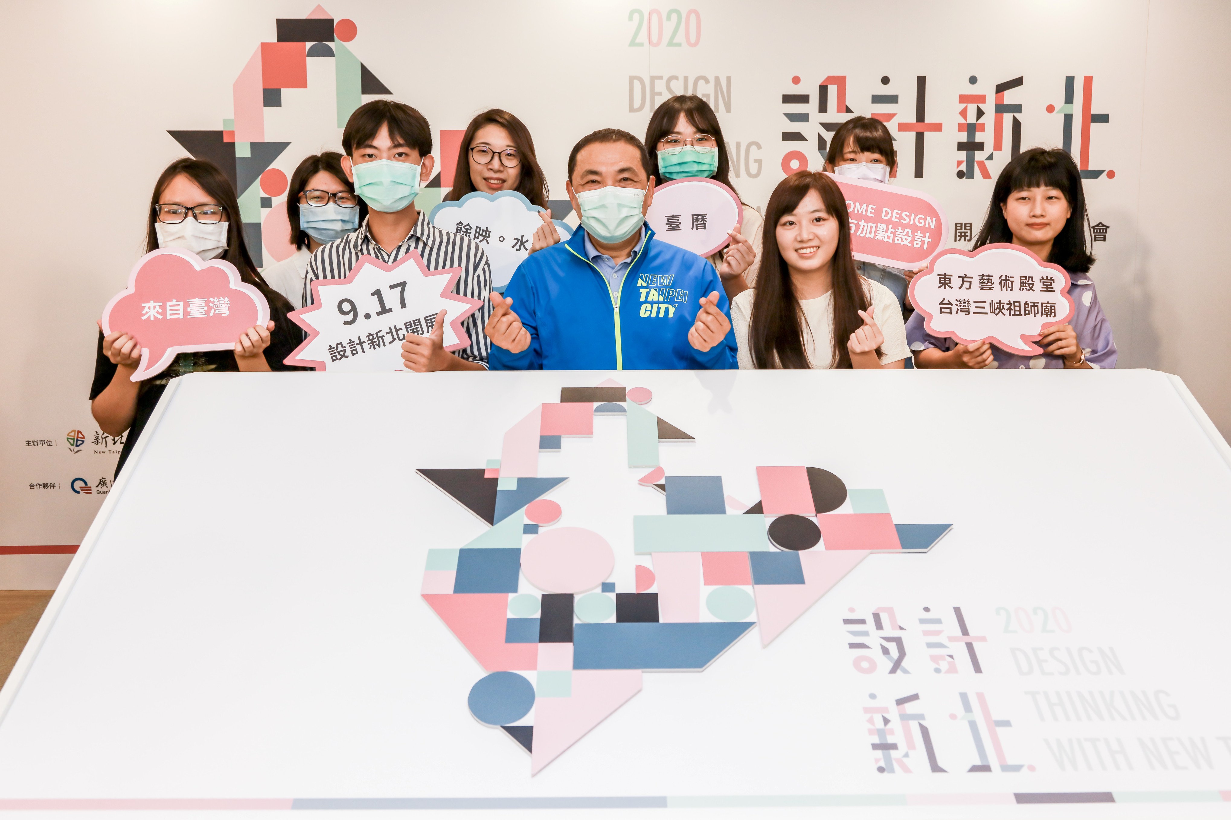 侯市長與今年度金點新秀設計獎11件作品得獎學生合影，所有作品也會在2020設計新北展出
