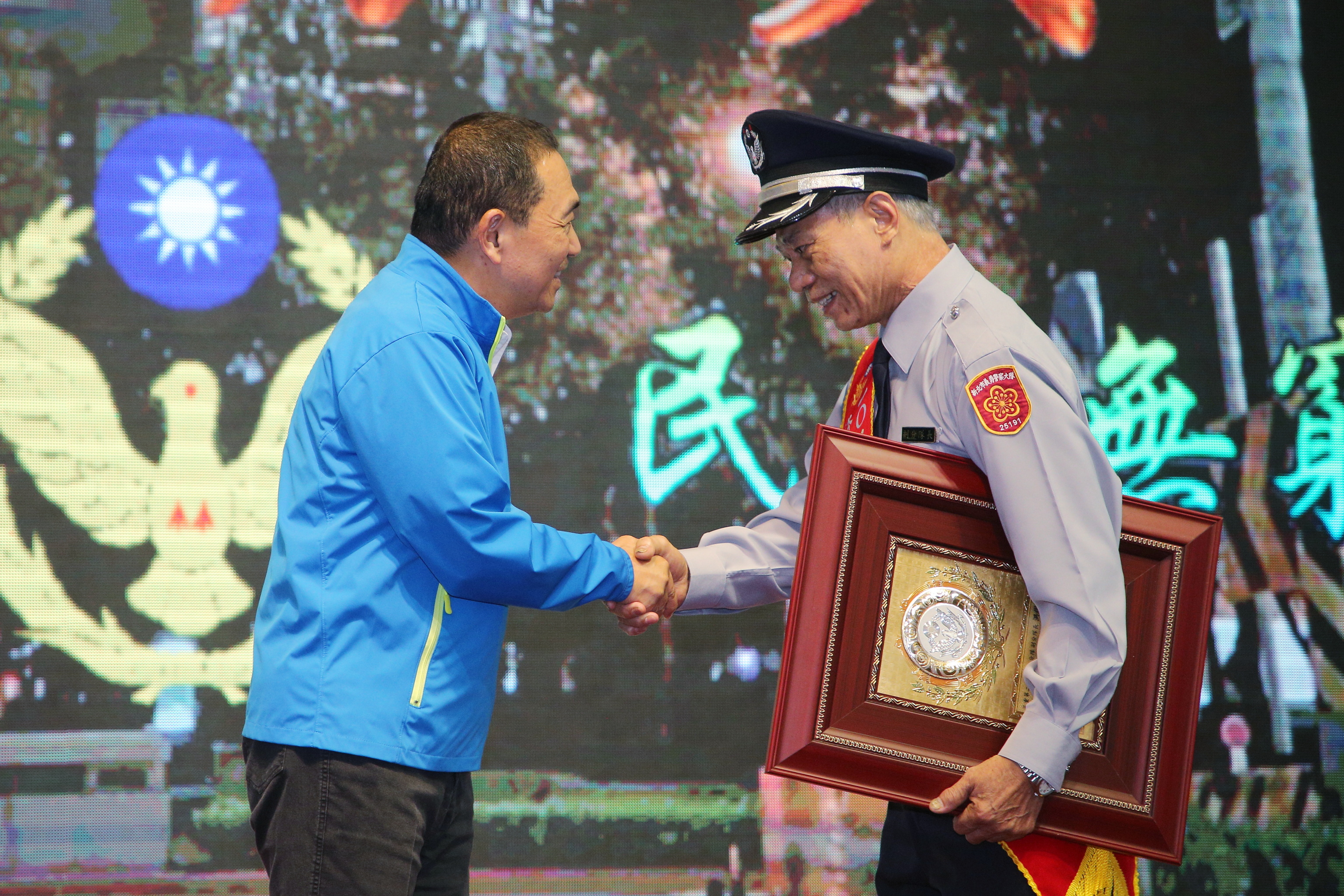 侯友宜市長頒獎表揚並感謝所有義警對新北市治安的貢獻。
