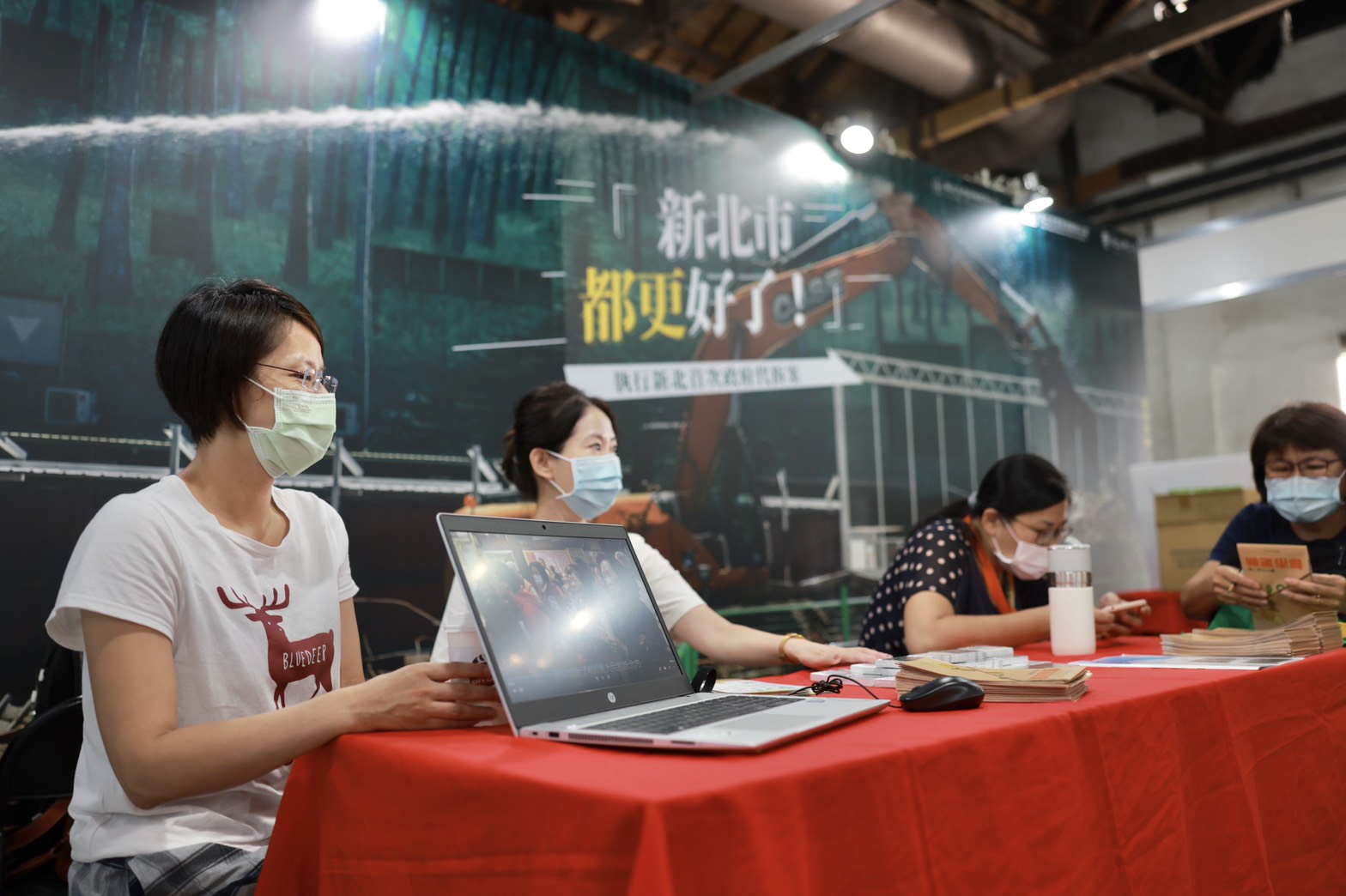 新北市政府都市更新處同仁現場攤位說明