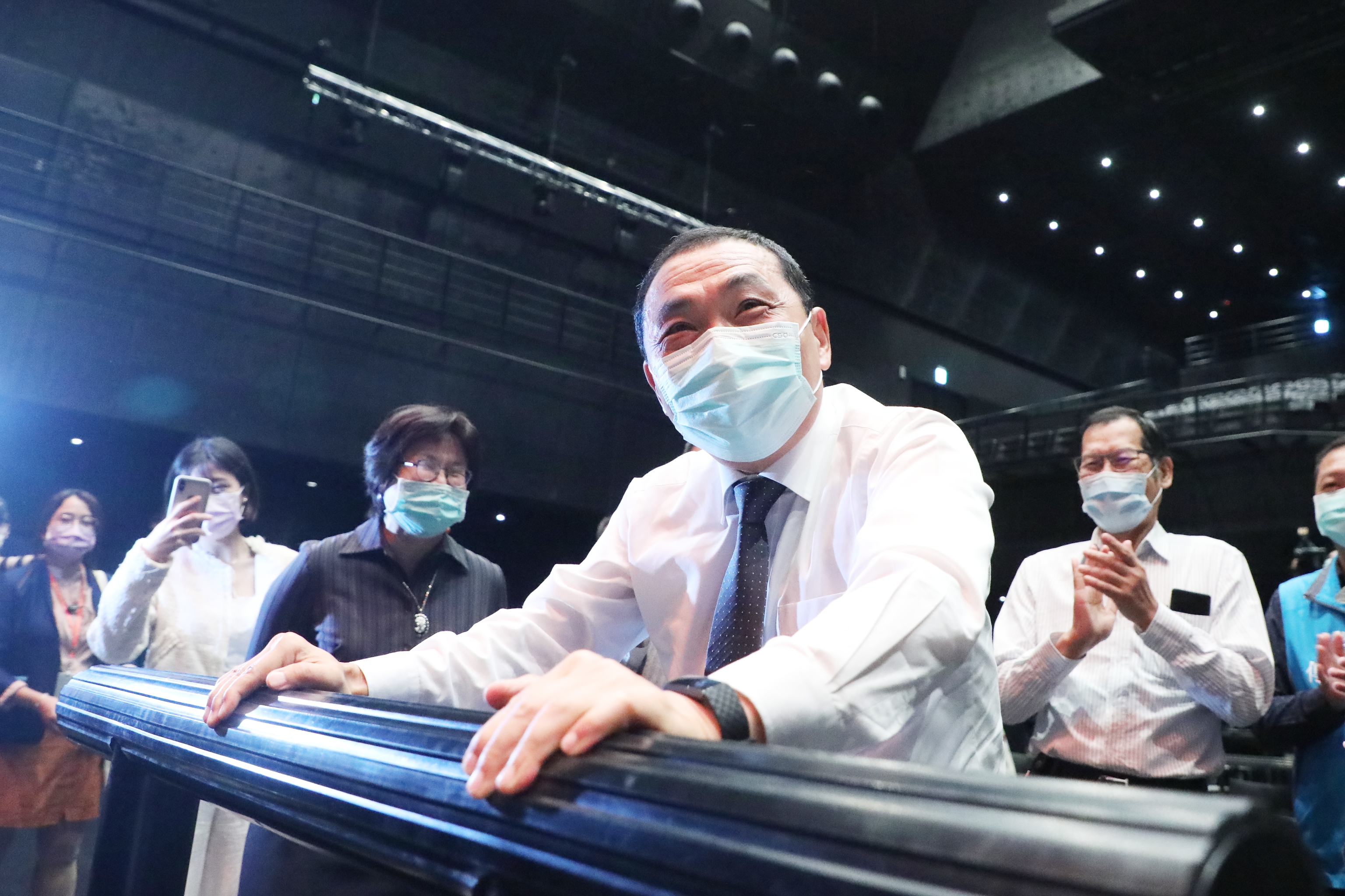 侯友宜市長體驗Sony Zepp聲光音效，化身狂野樂迷