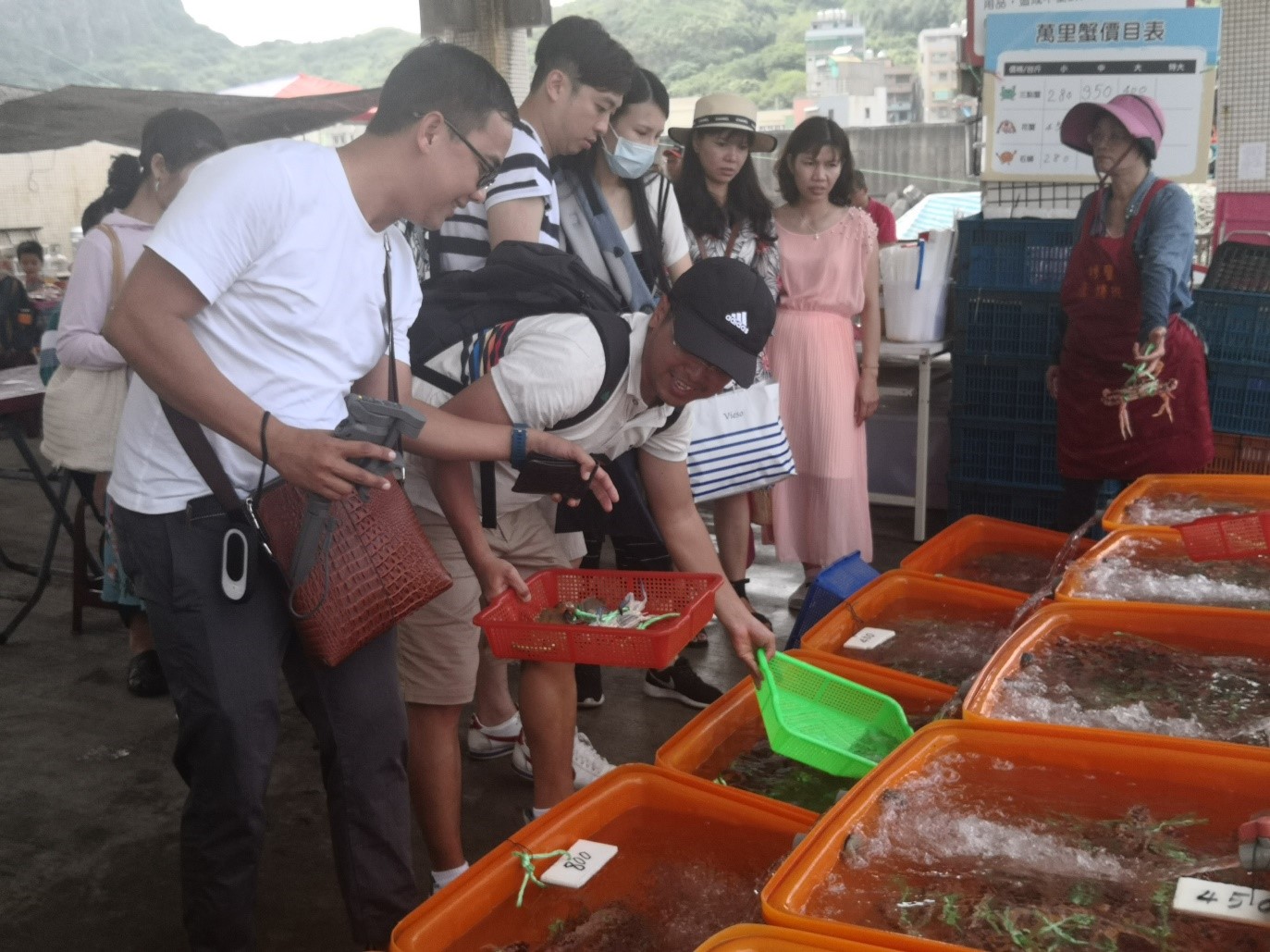 圖四：品蟹饕客笑瞇瞇挑著萬里蟹