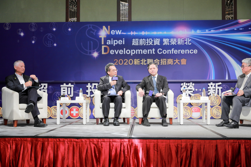 2020新北聯合招商大會，以「疫後新時代」為主題舉辦名人論壇(左起：研華科技何春盛執行董事、鴻海科技黃德才財務長、新北市吳明機副市長、商業週刊朱紀中總經理)