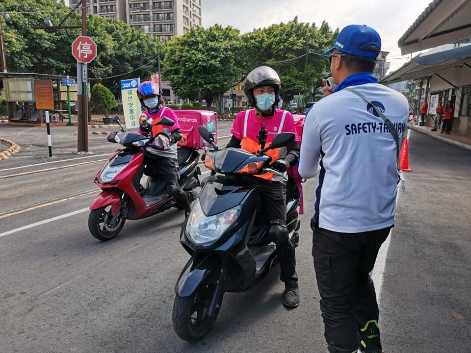 機車安全月辦理外送員機車安全宣導
