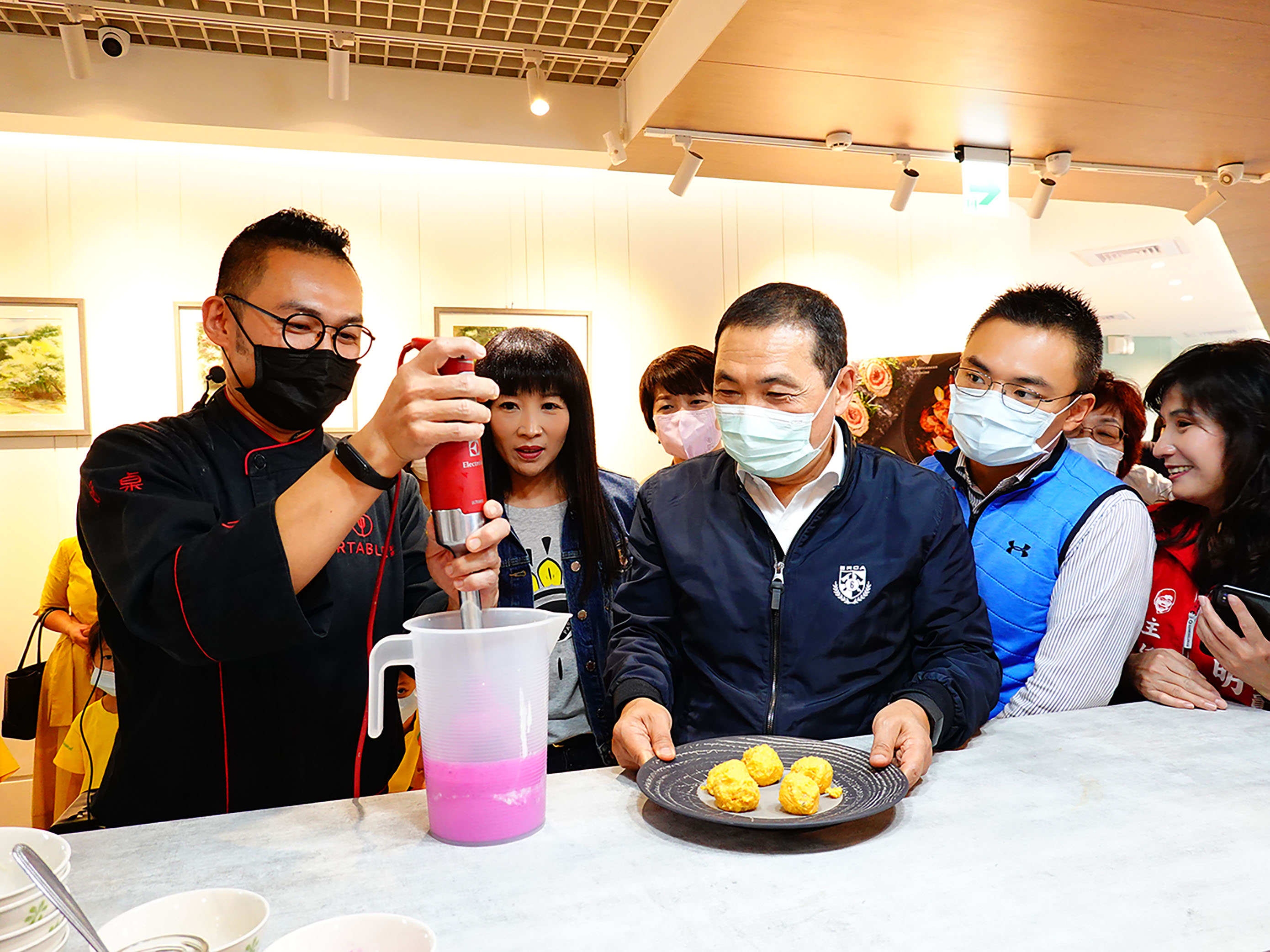 位於林口新市場三樓的林口西林閱覽室，打造日光與書香為伴的「閱讀餐廳」正式啟用，新北市長侯友宜特別與擅長地中海料理的作家主廚馬可老師為民眾介紹「書」食料理