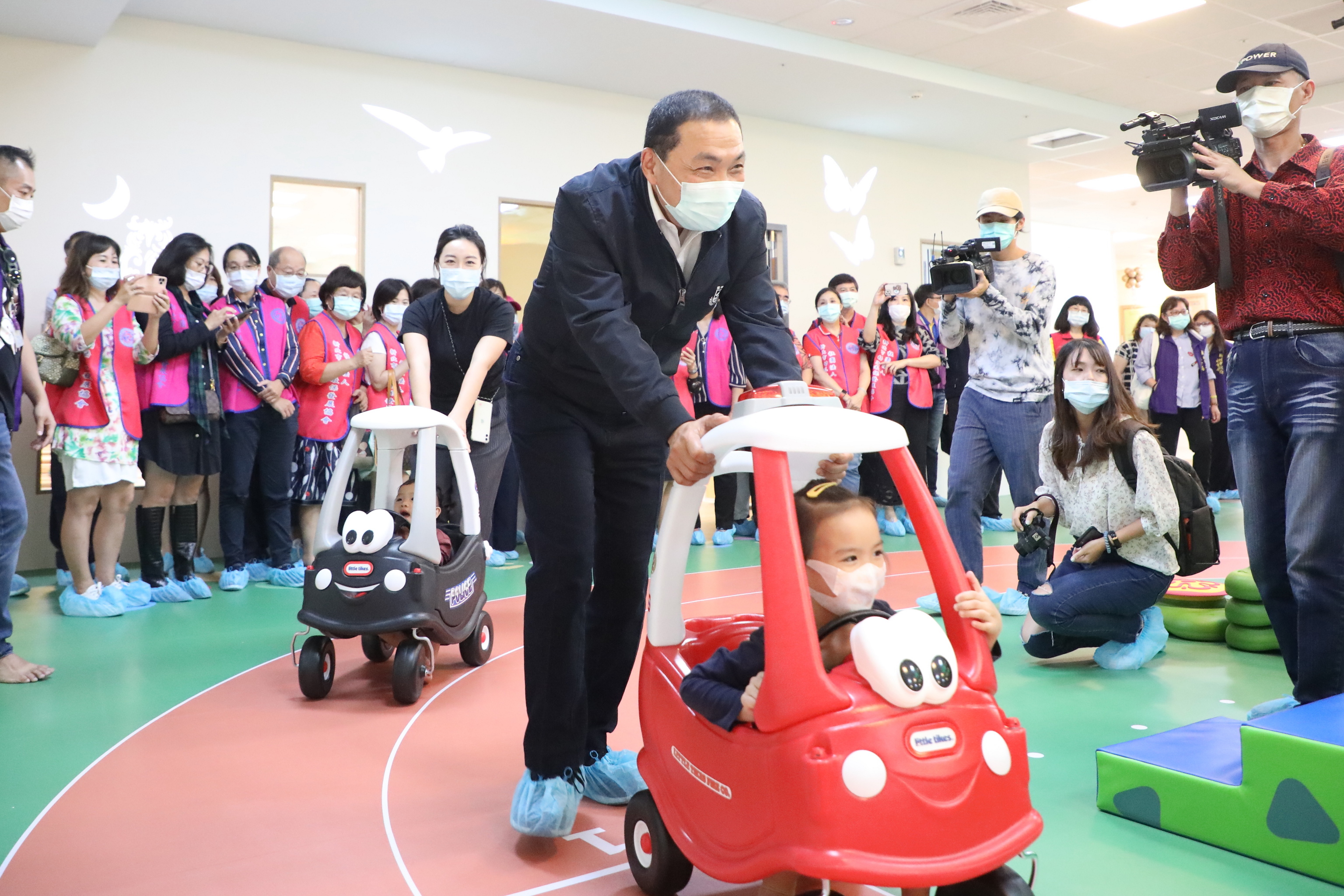 新北市第74家林口西林公共托育中心開幕,侯友宜市長體驗特色幼兒運動場