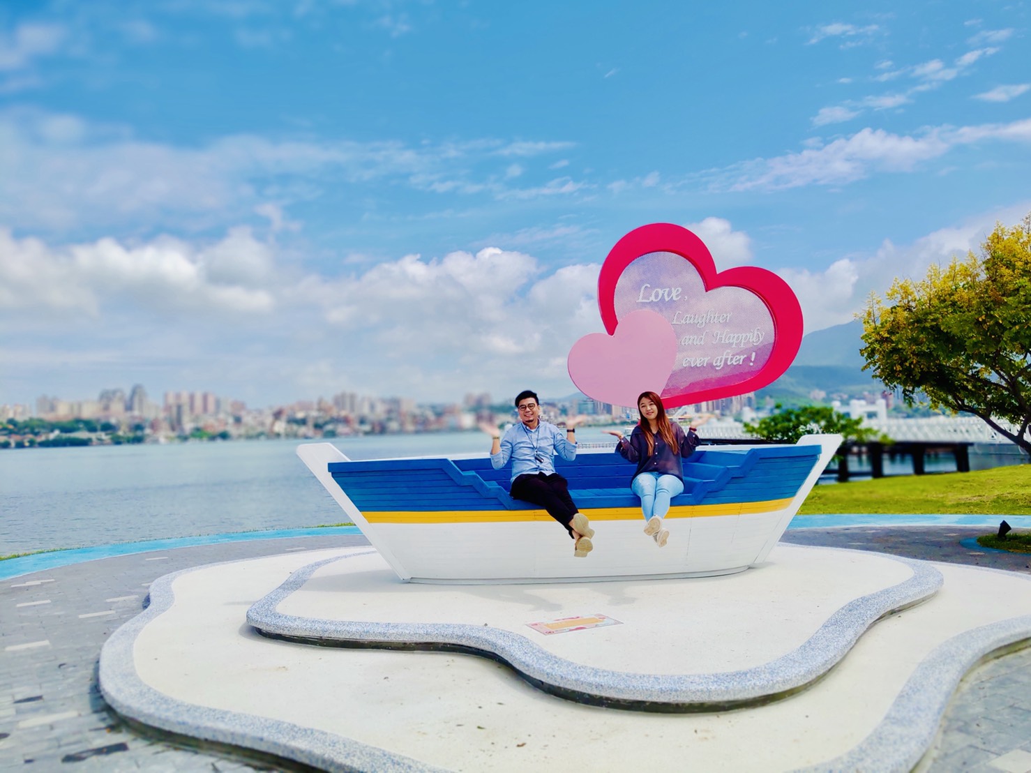 八里水岸，粼粼波光，擁有河海一色