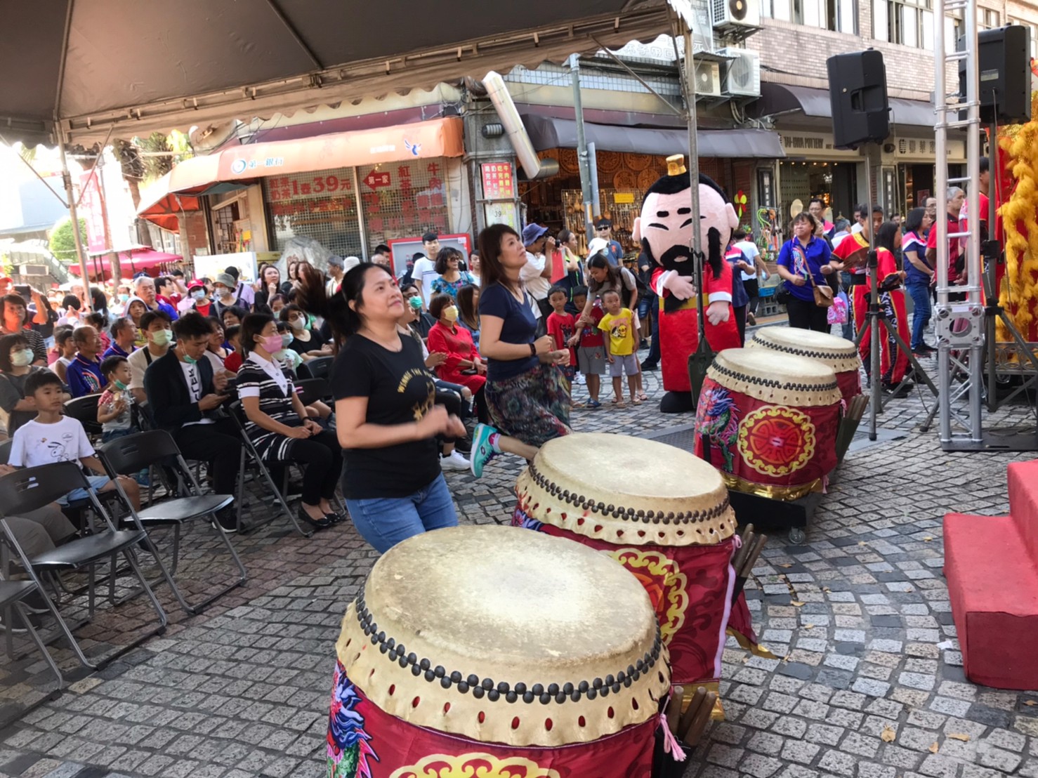 鶯歌商圈於10月1日舉辦「鶯歌陶神遶境文化祭」，接著國慶連假將舉辦「鶯式美學生活節」，歡迎大家連假可前往新北商圈遊玩。