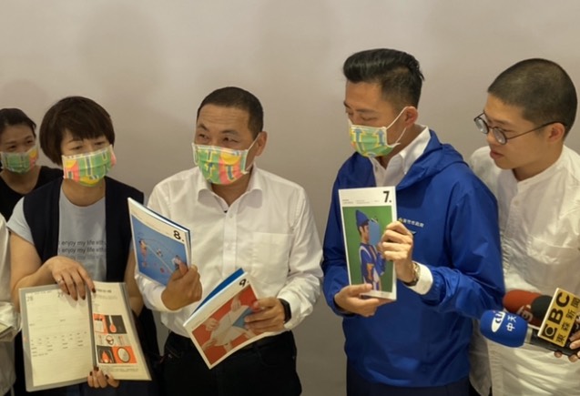 參觀T3館「世界最美的教科書展」時，侯友宜市長也向林志堅市長介紹新北市融入美感設計的品德教育聯絡簿