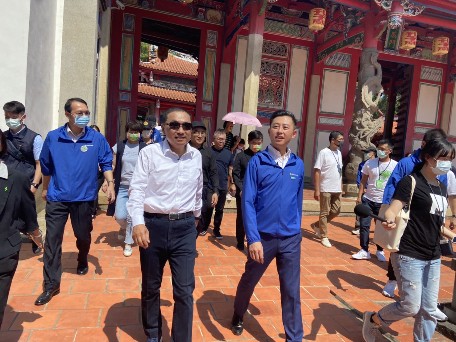 新竹市長林智堅（右）向新北市長侯友宜（左）導覽展場園區