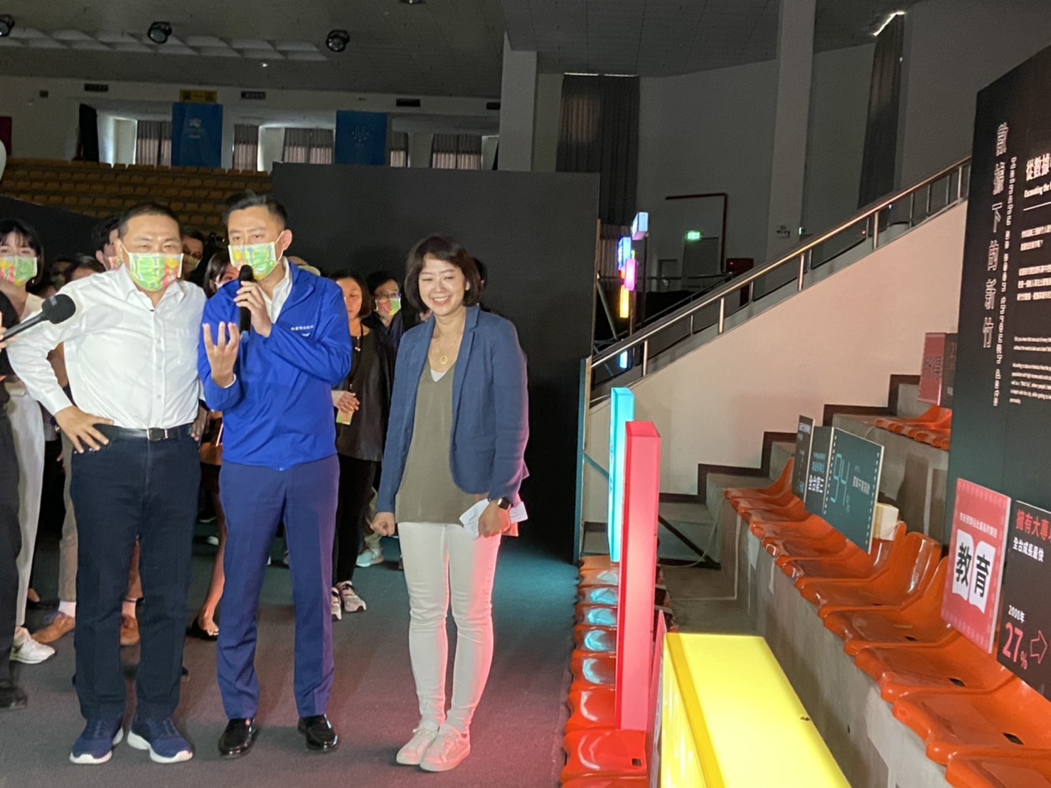 新竹市長林智堅（右二）親自向新北市長侯友宜（左一)進行展覽解說