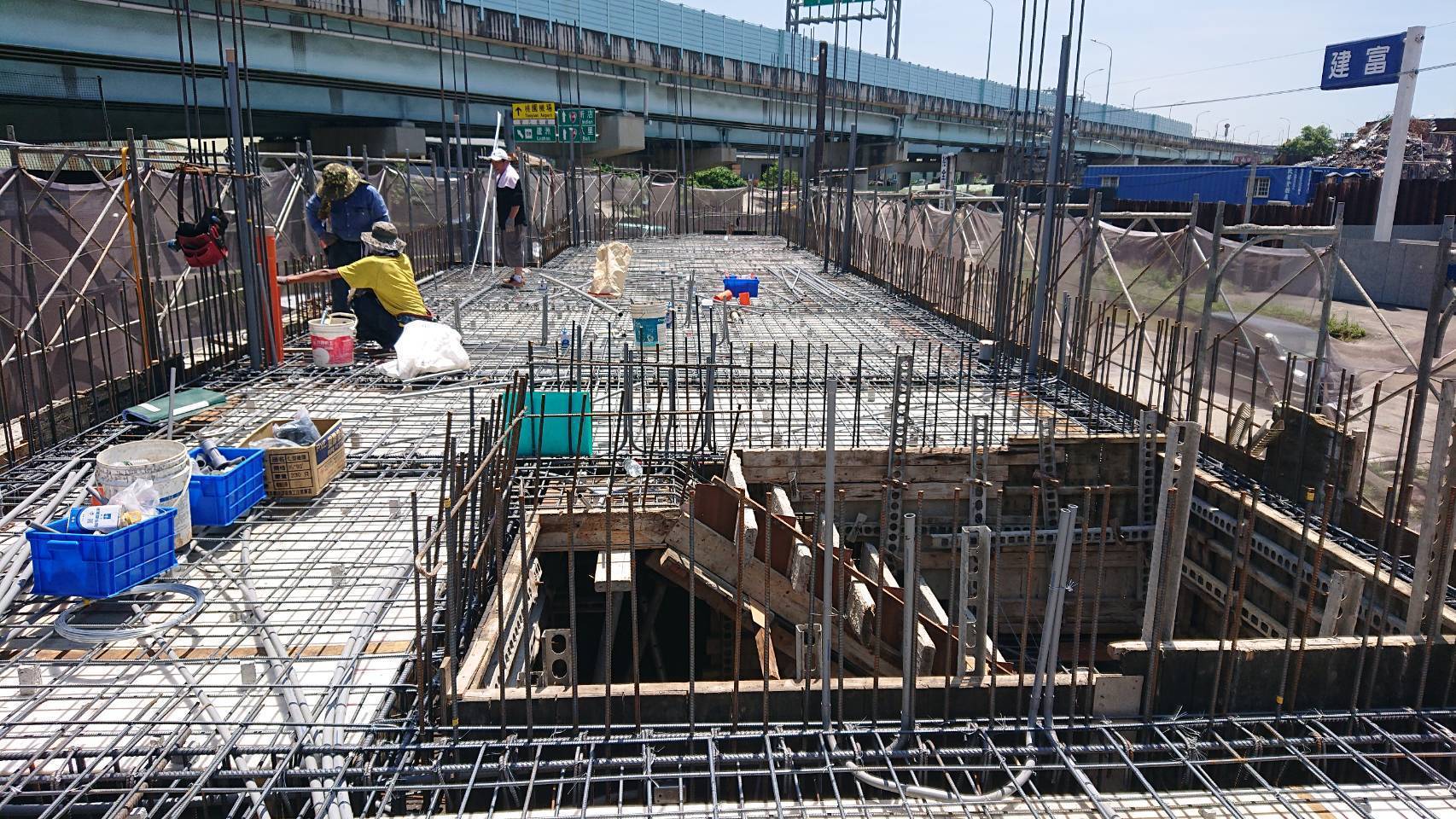 圖為五股垃圾合法申請興辦事業計劃並取得臨時建築物許可的「統立環保工程有限公司」，正在依規定蓋臨時建築物，經營廢棄物回收行業。