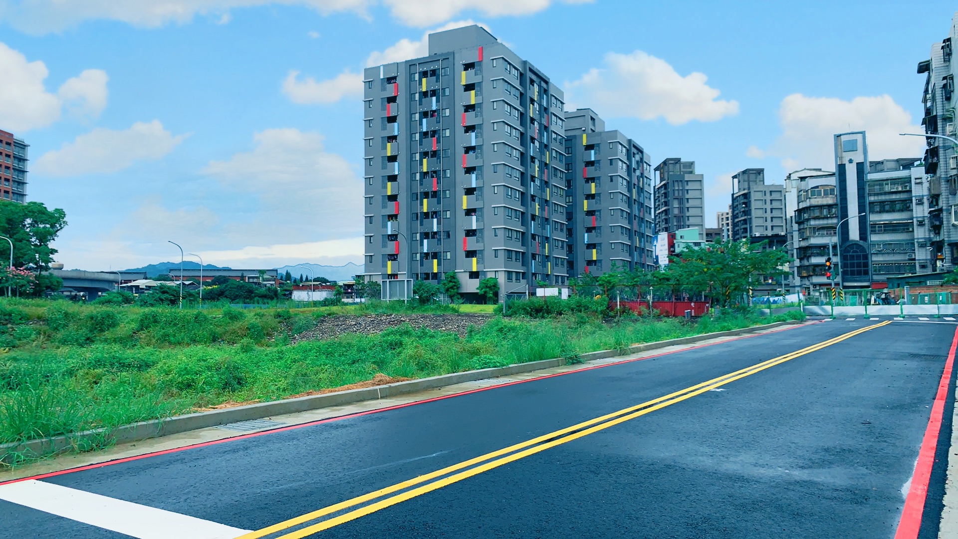 新工處已於社會住宅區完工前進行8條計畫道路之開闢。