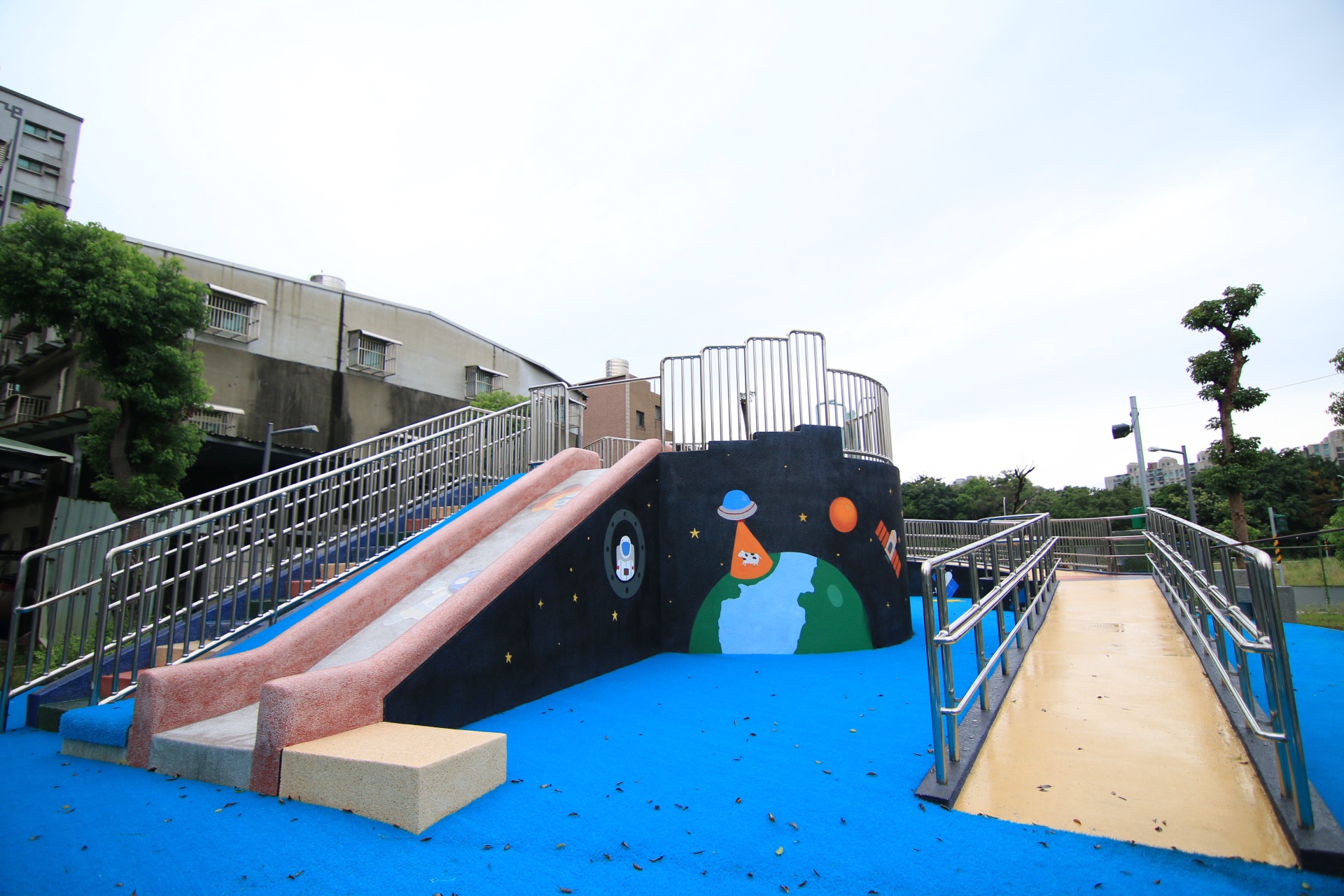 三峽區國光段社會住宅區內的新闢公園屬於社區型公園，園內設有1座滑梯及體健設施。