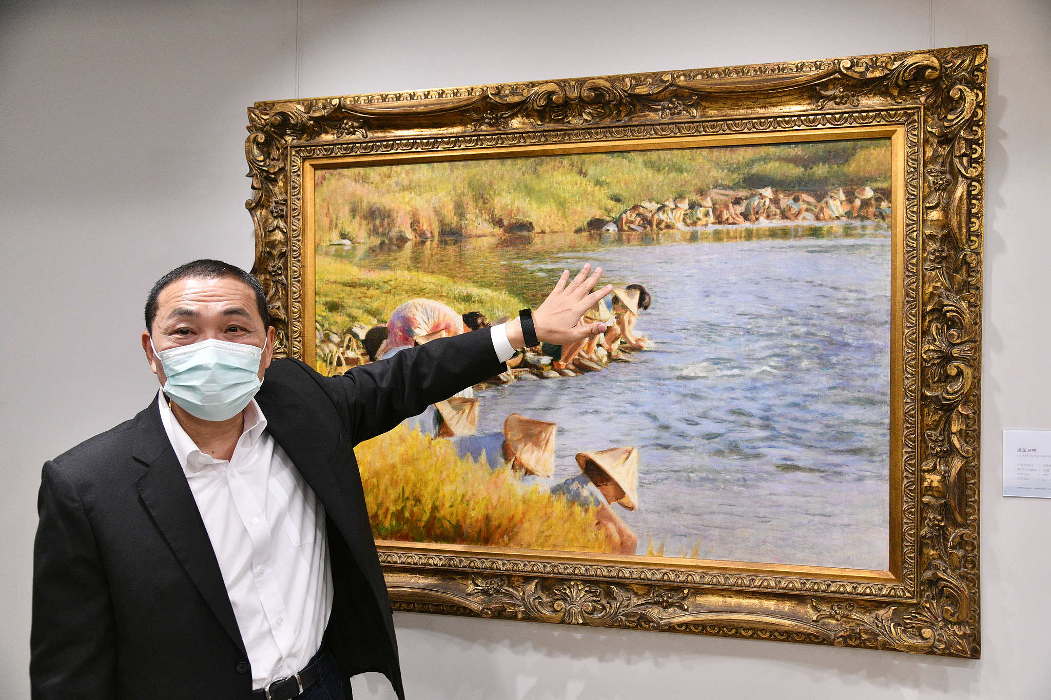 侯友宜向來賓說明大師李梅樹畫作背後的意象。
