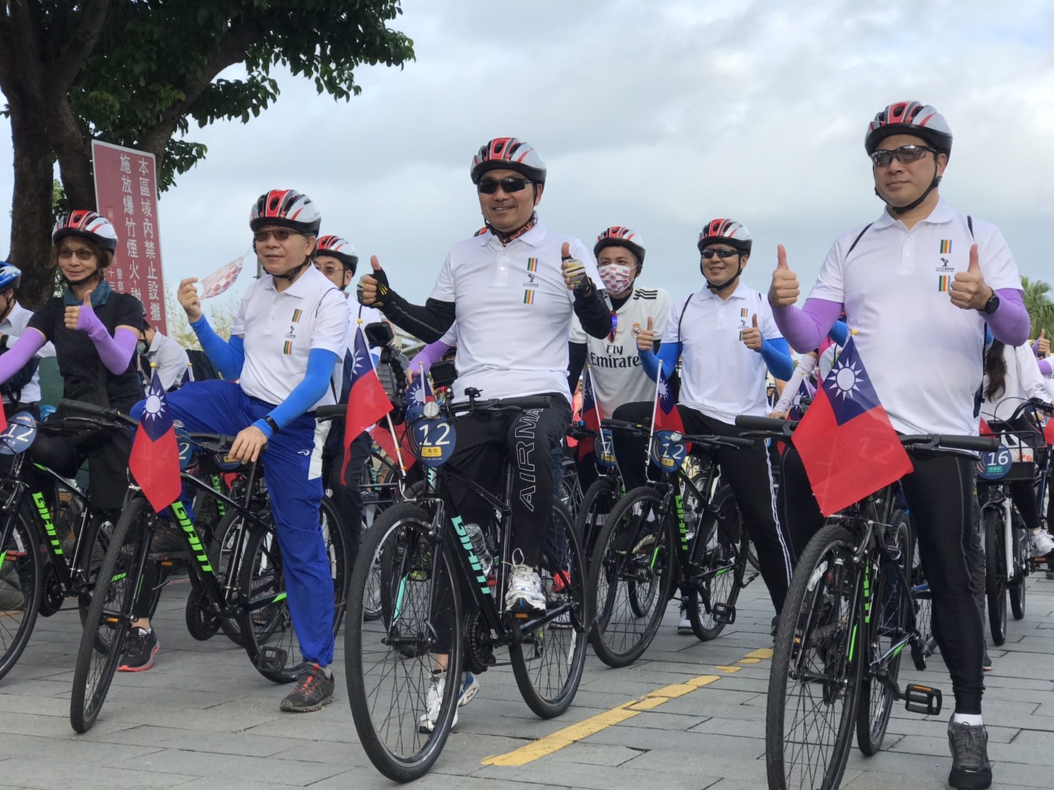 侯友宜率市府團隊自八里騎乘國旗單車一路至鶯歌龍窯橋，全程40公里，象徵團隊「騎」力同心的拚博精神。