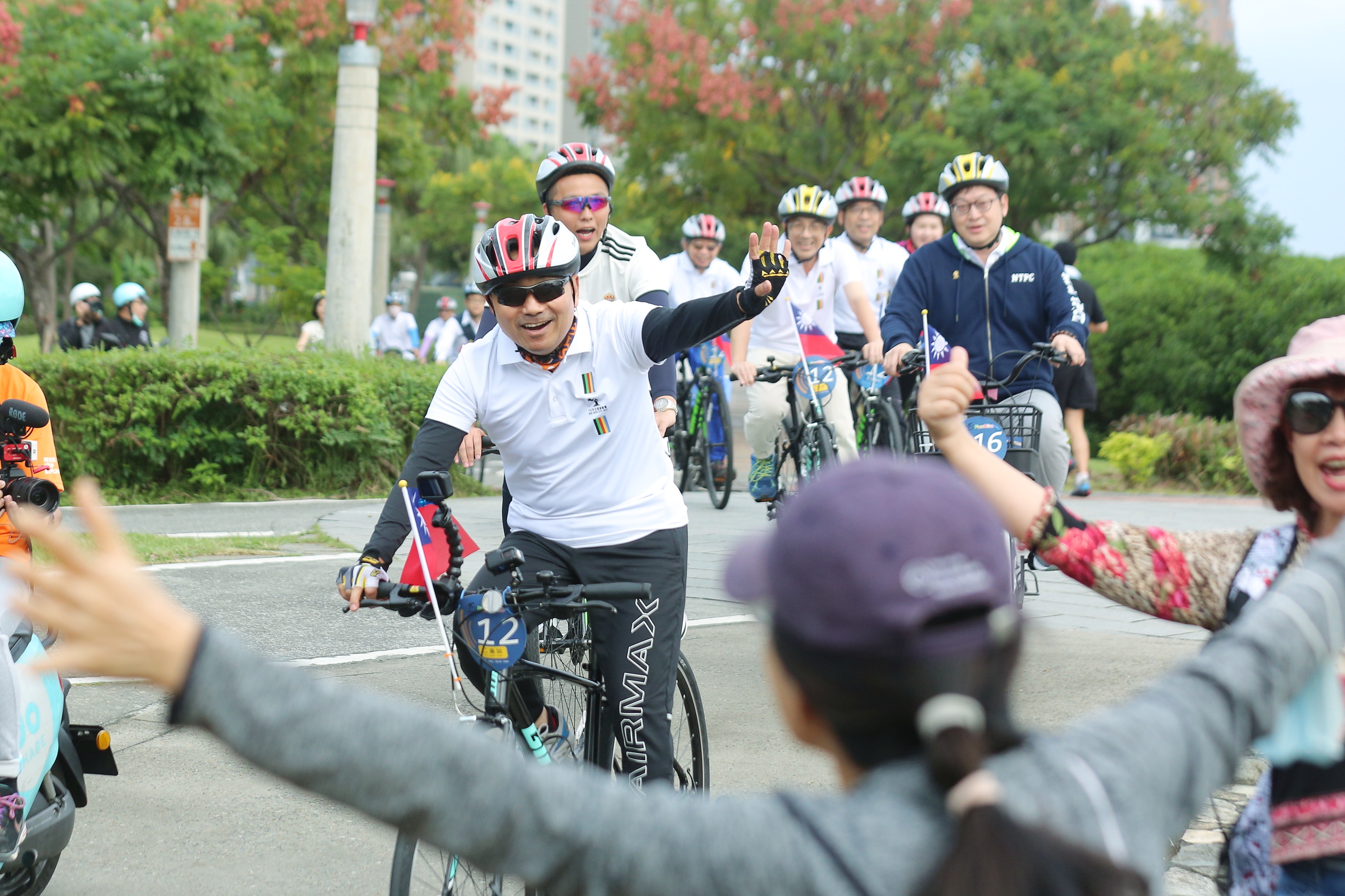 民眾為市府團隊打氣加油，侯市長也熱情回應。