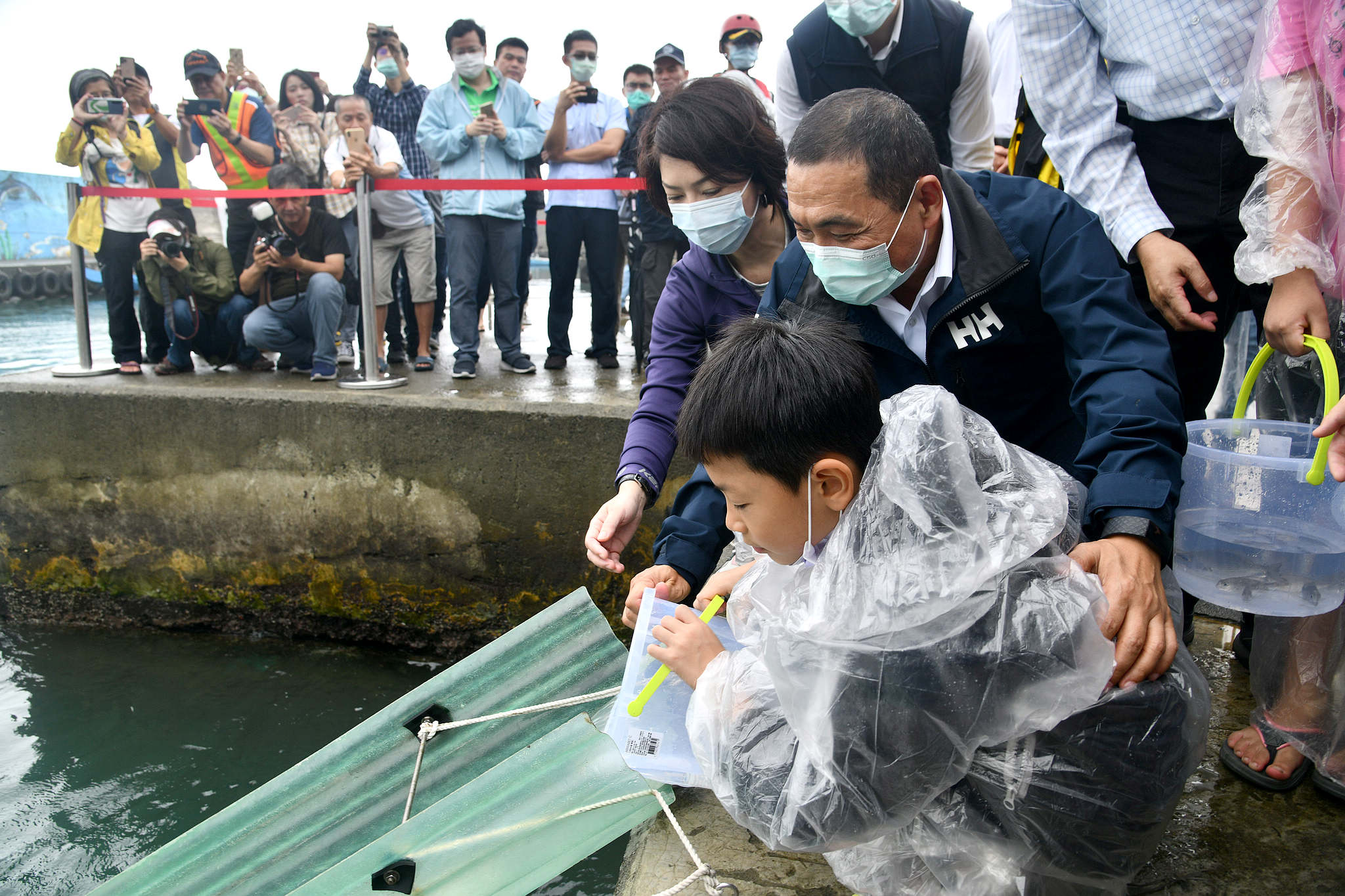 侯市長與民眾一同放流市府培育的10萬粒九孔苗和1萬尾黃錫鯛魚苗。