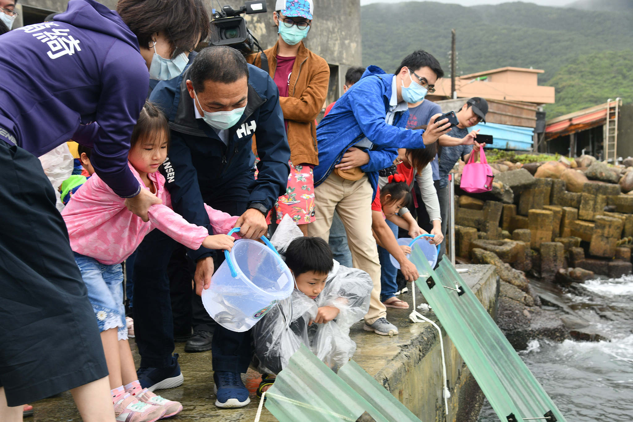 侯市長盼藉復育、放流增裕漁業資源，也呼籲民眾重視海洋生態永續發展。