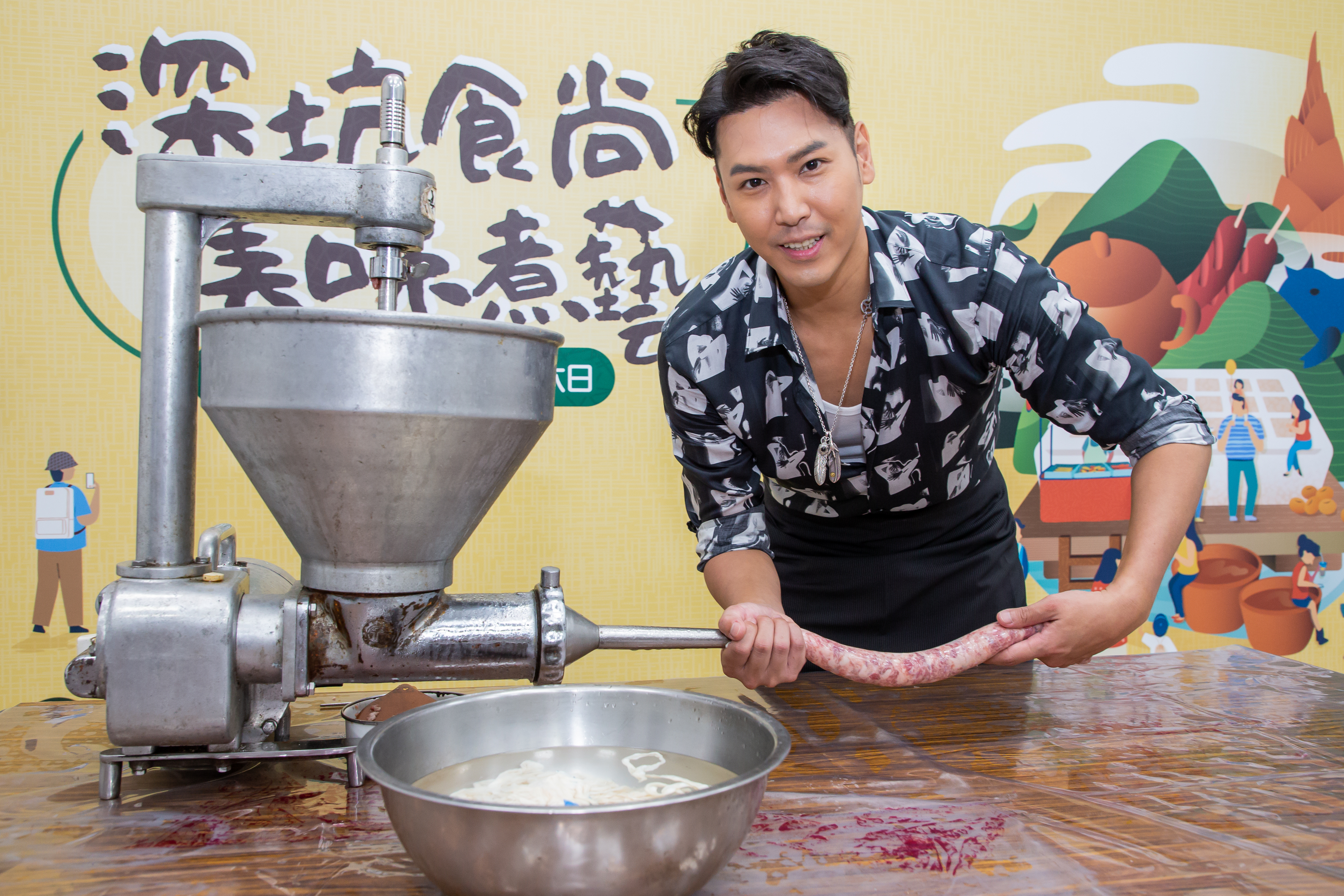 為行銷黑豬肉好滋味，歡迎遊客來到深坑旅遊時，別忘了最體面的黑豬肉香腸伴手禮。
